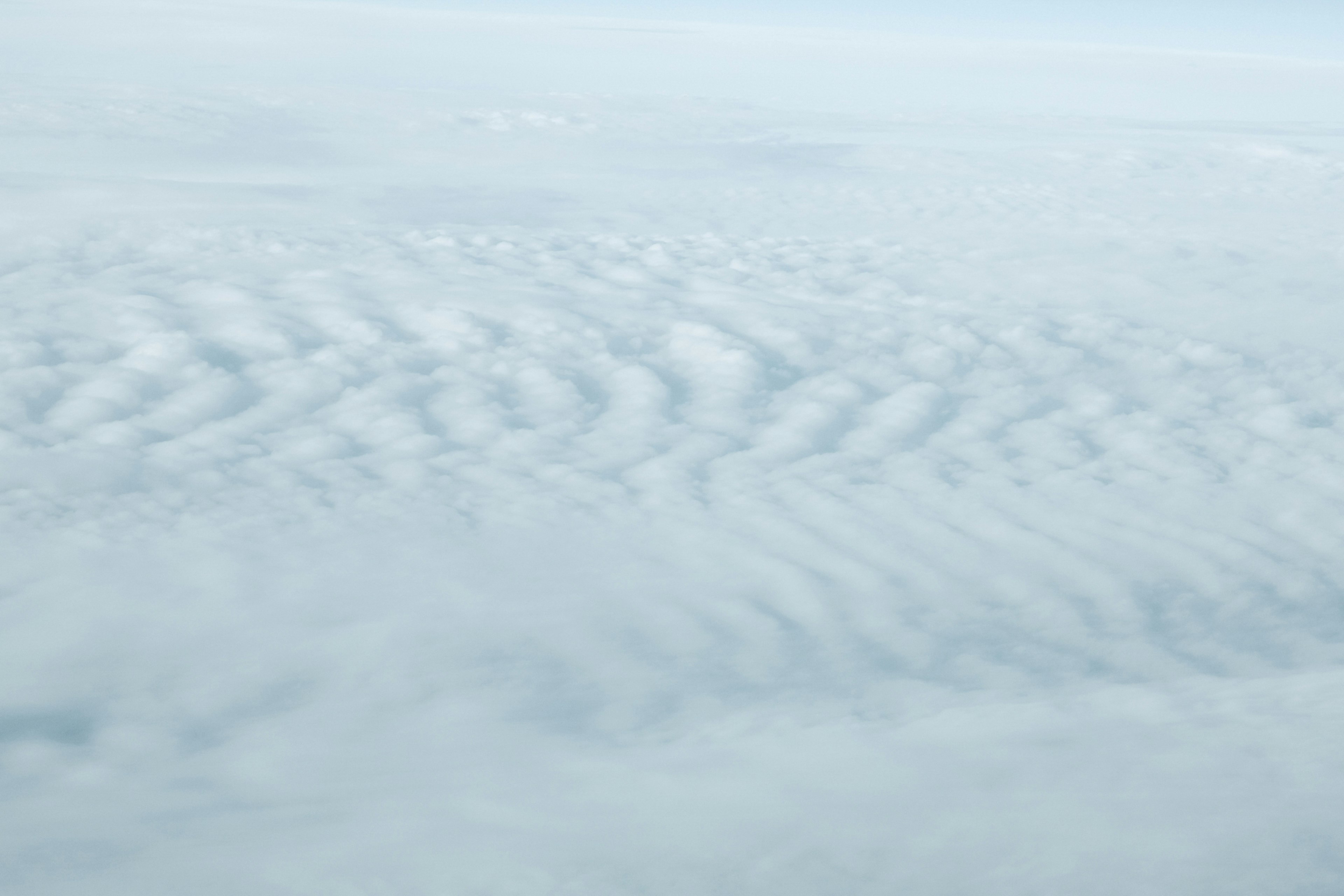 雲の波模様が広がる空の風景