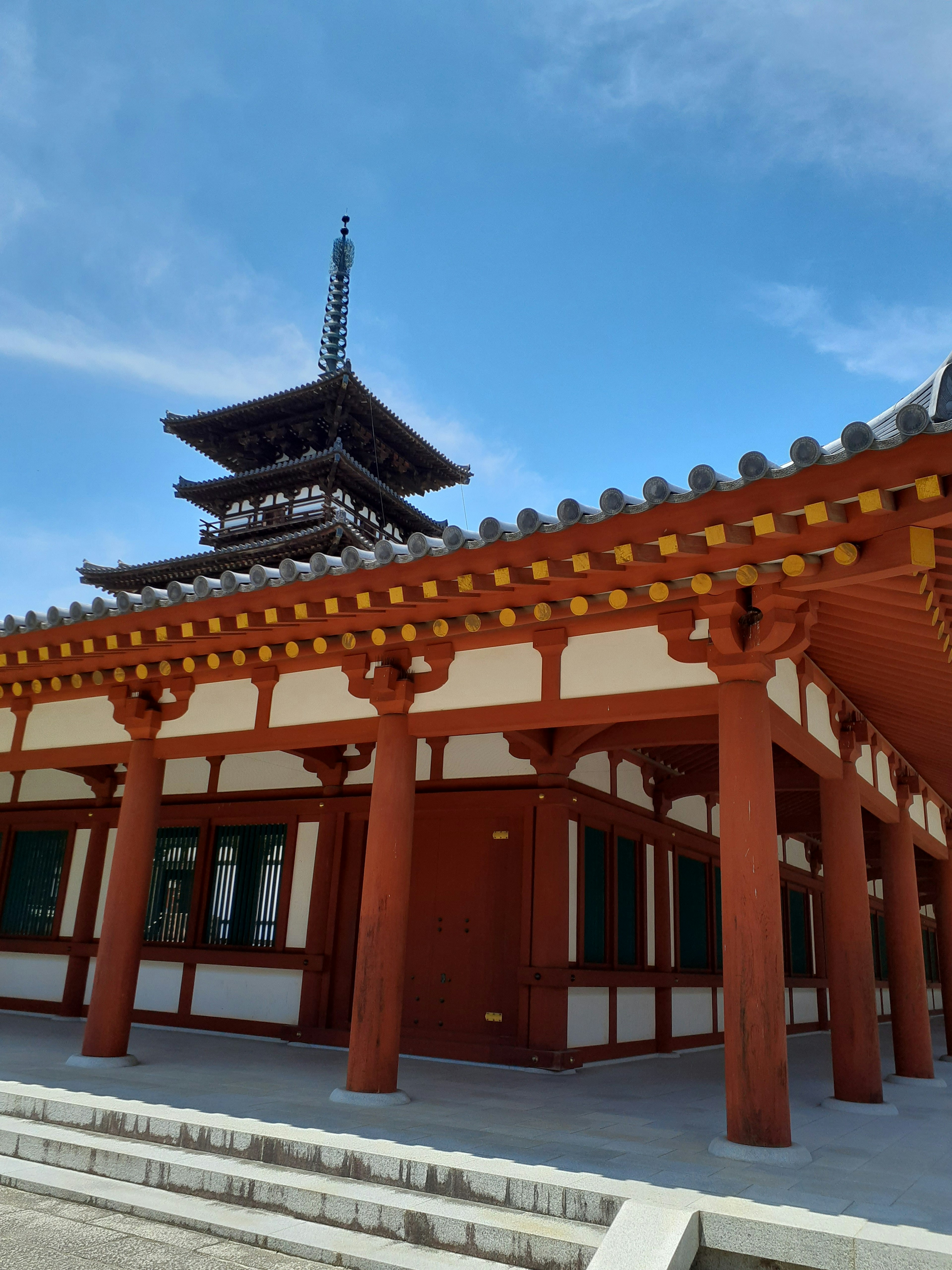 Eksterior bangunan kayu yang menakjubkan di bawah langit biru gaya arsitektur Jepang tradisional dengan atap bertingkat