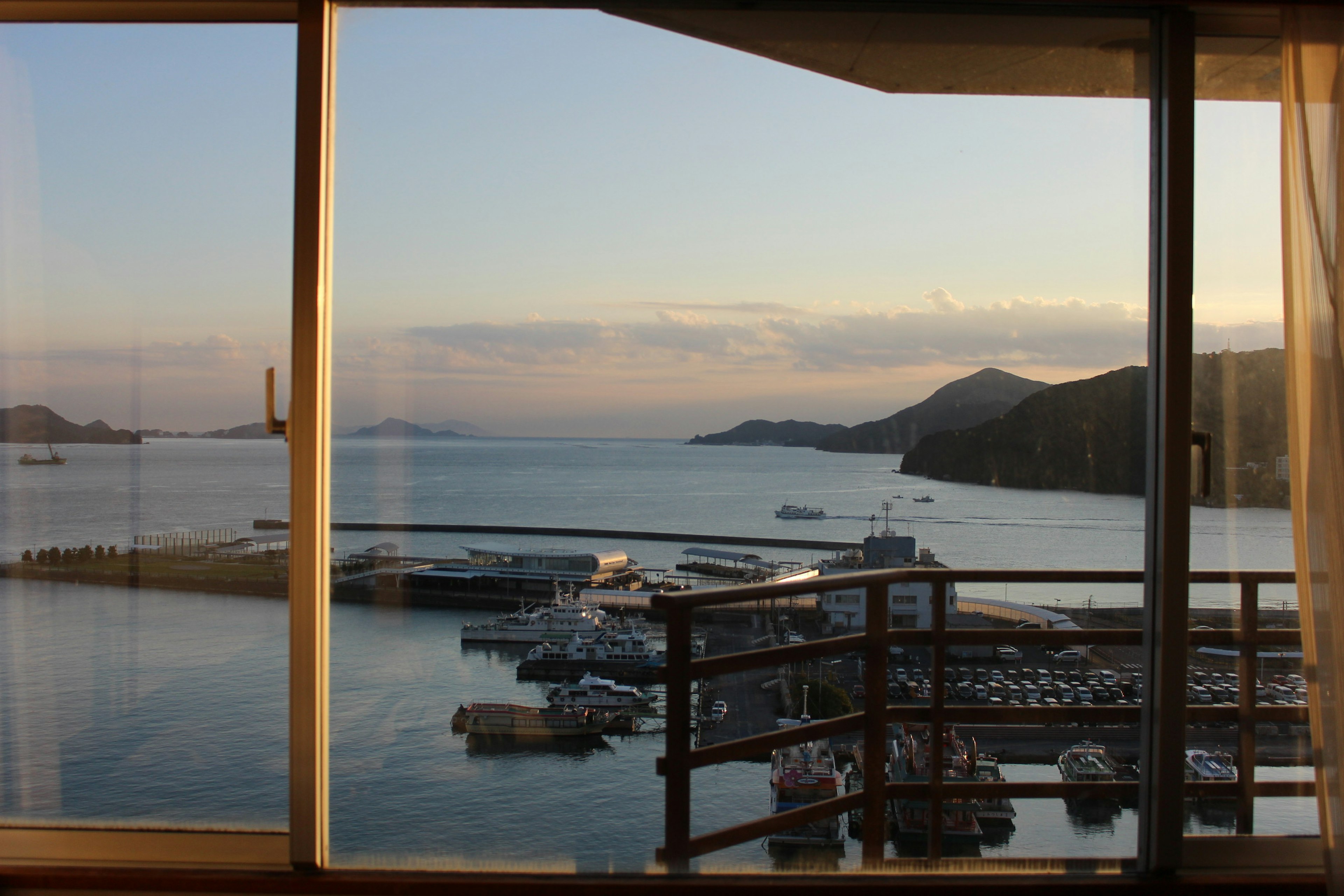 Vista panoramica dell'oceano e delle montagne da una finestra