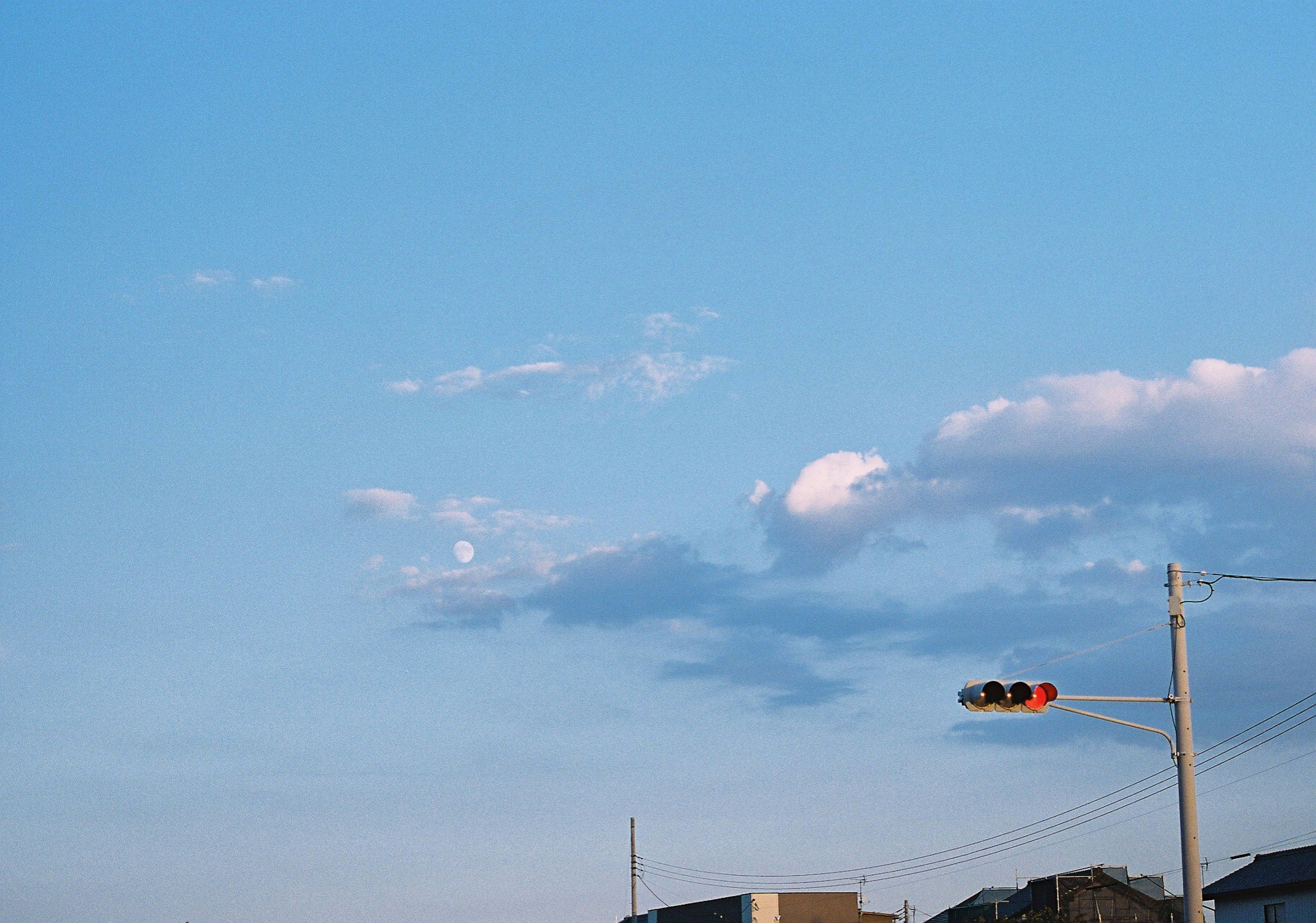 青空に浮かぶ雲と信号機の画像