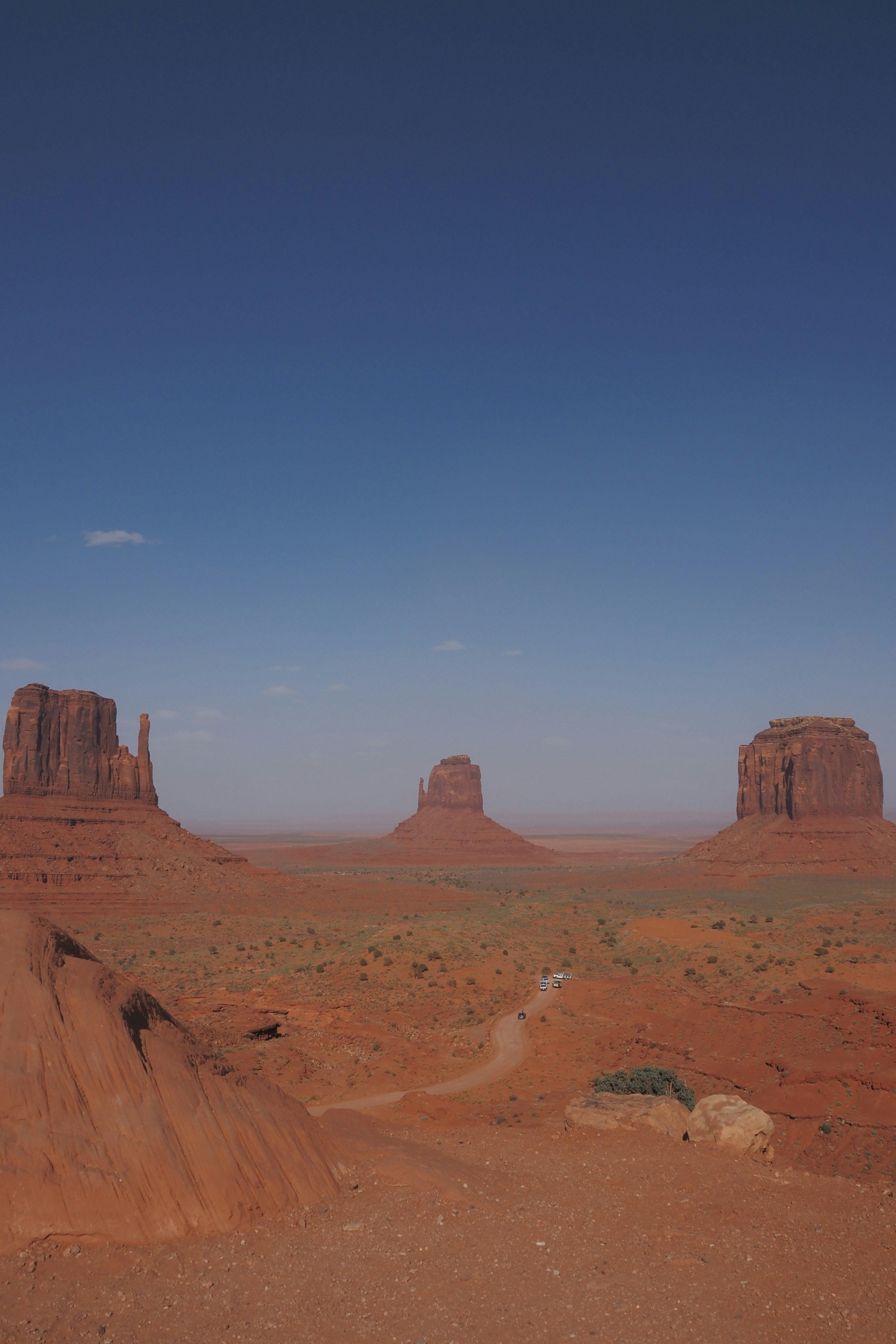 Monument Valley mit rotem Wüstenlandschaft und markanten Felsformationen