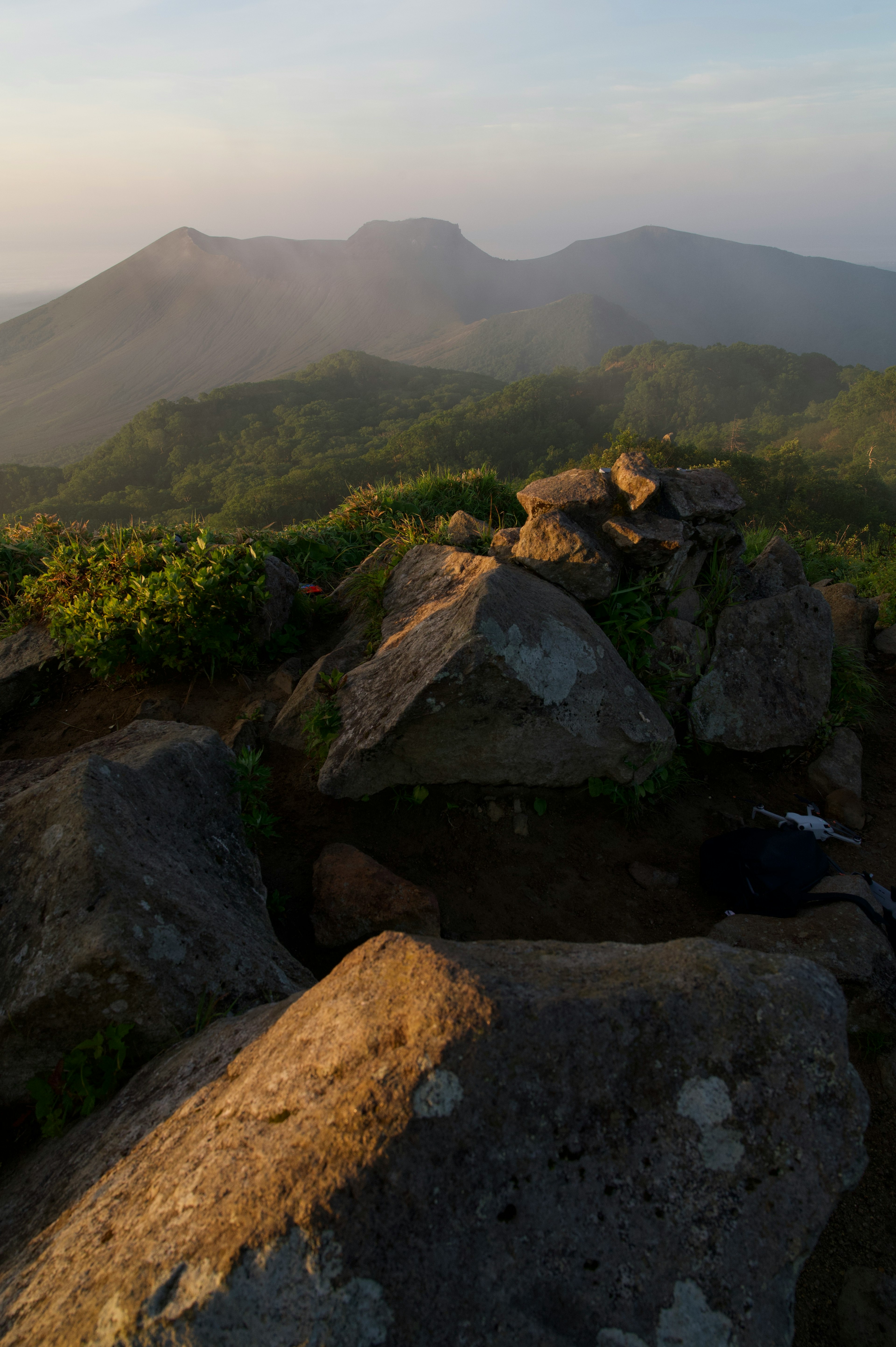 Pemandangan indah gunung dan batu saat matahari terbenam