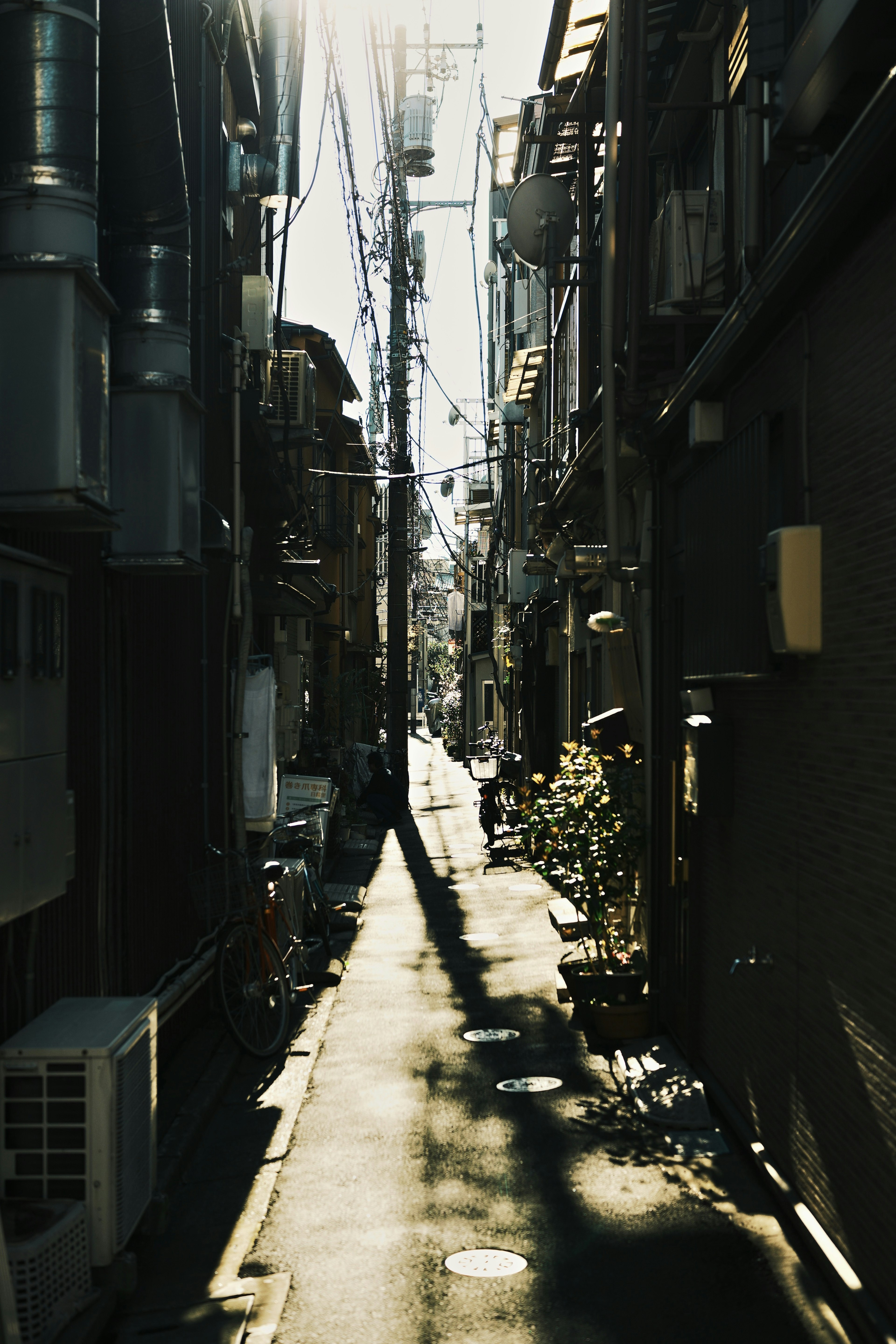 Ruelle étroite avec des bâtiments et des ombres contrastées