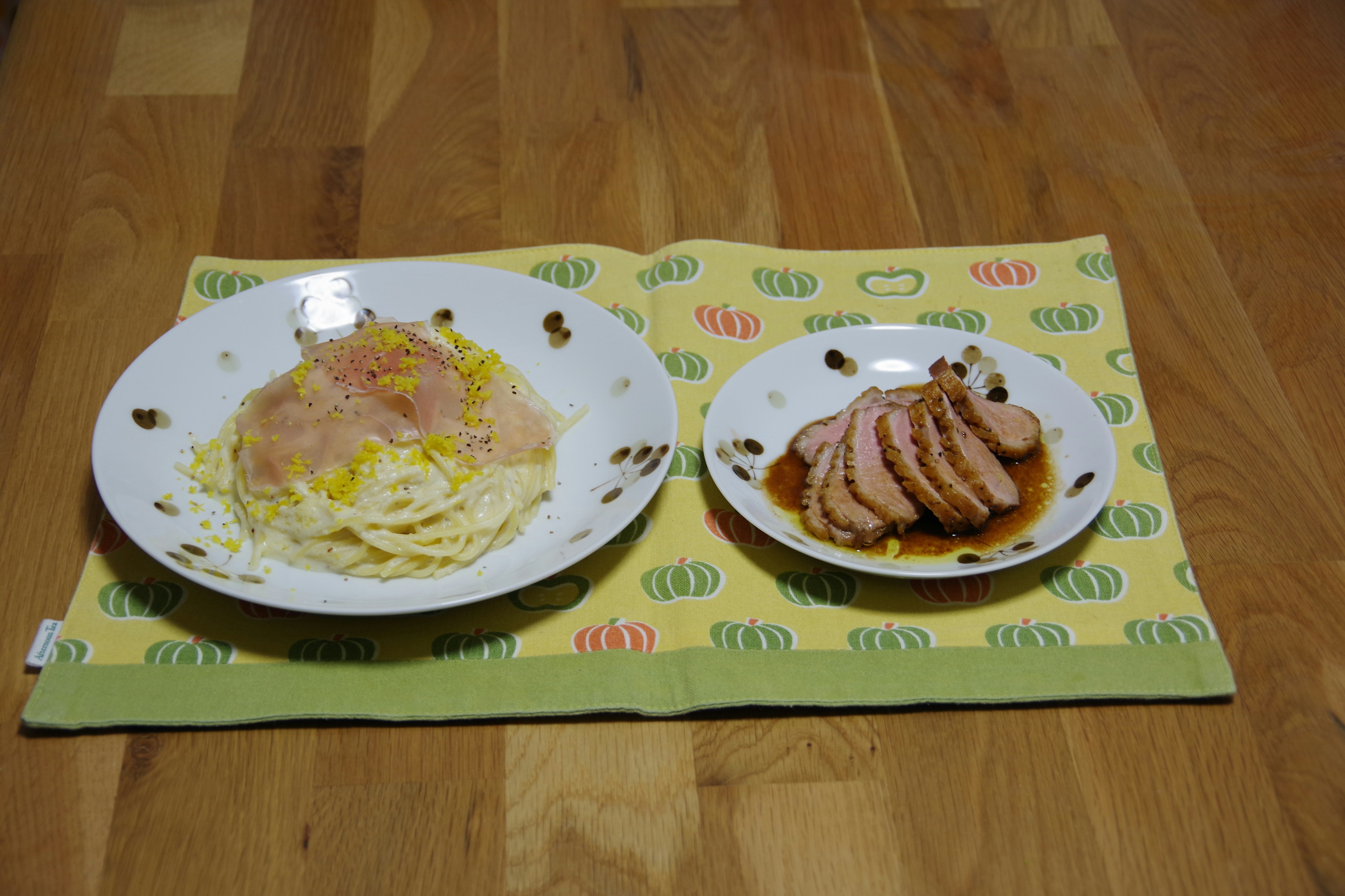 Salade de chou et de jambon sur une assiette blanche avec de la viande tranchée et de la sauce sur une autre assiette