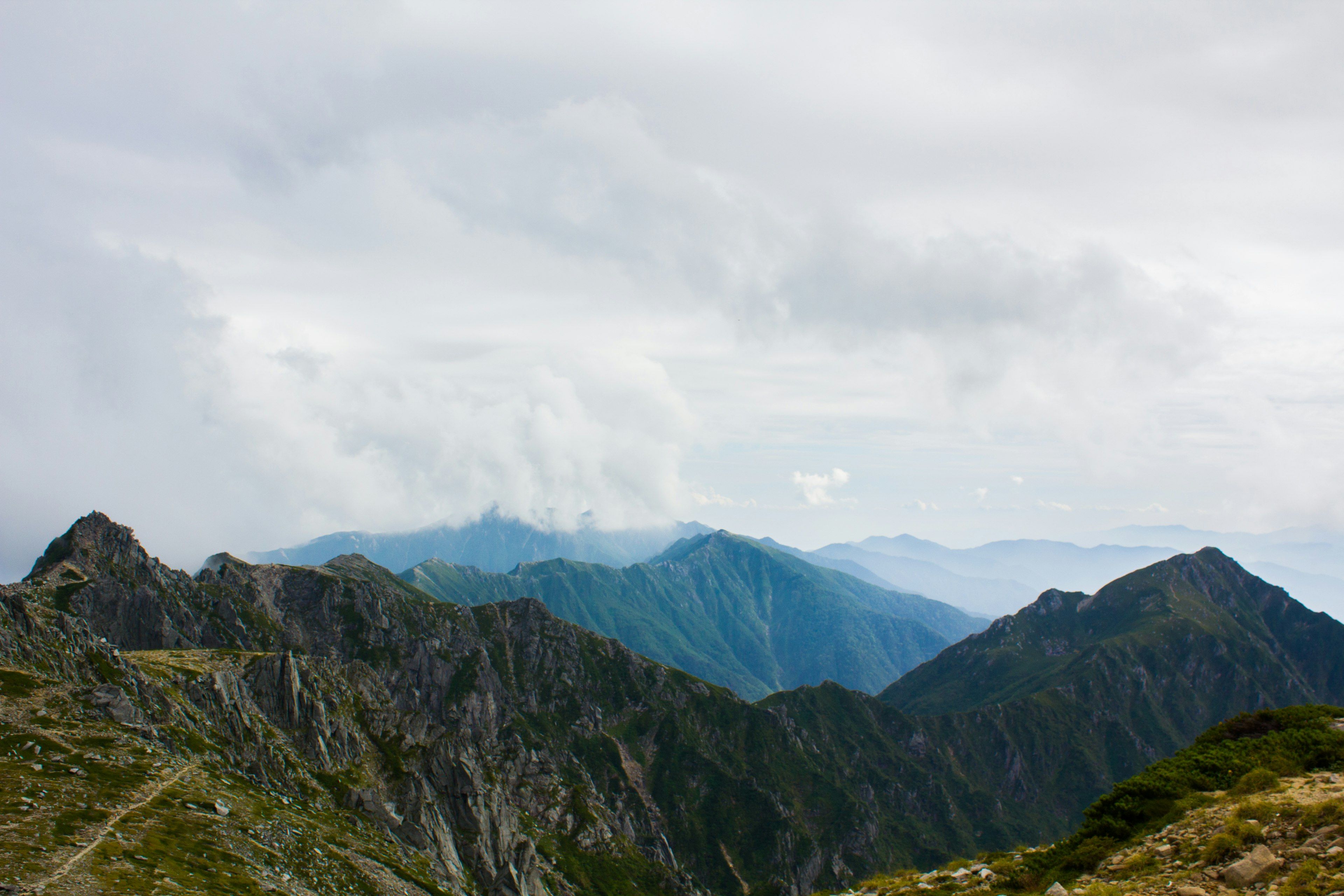 雲に覆われた山々と谷の景色