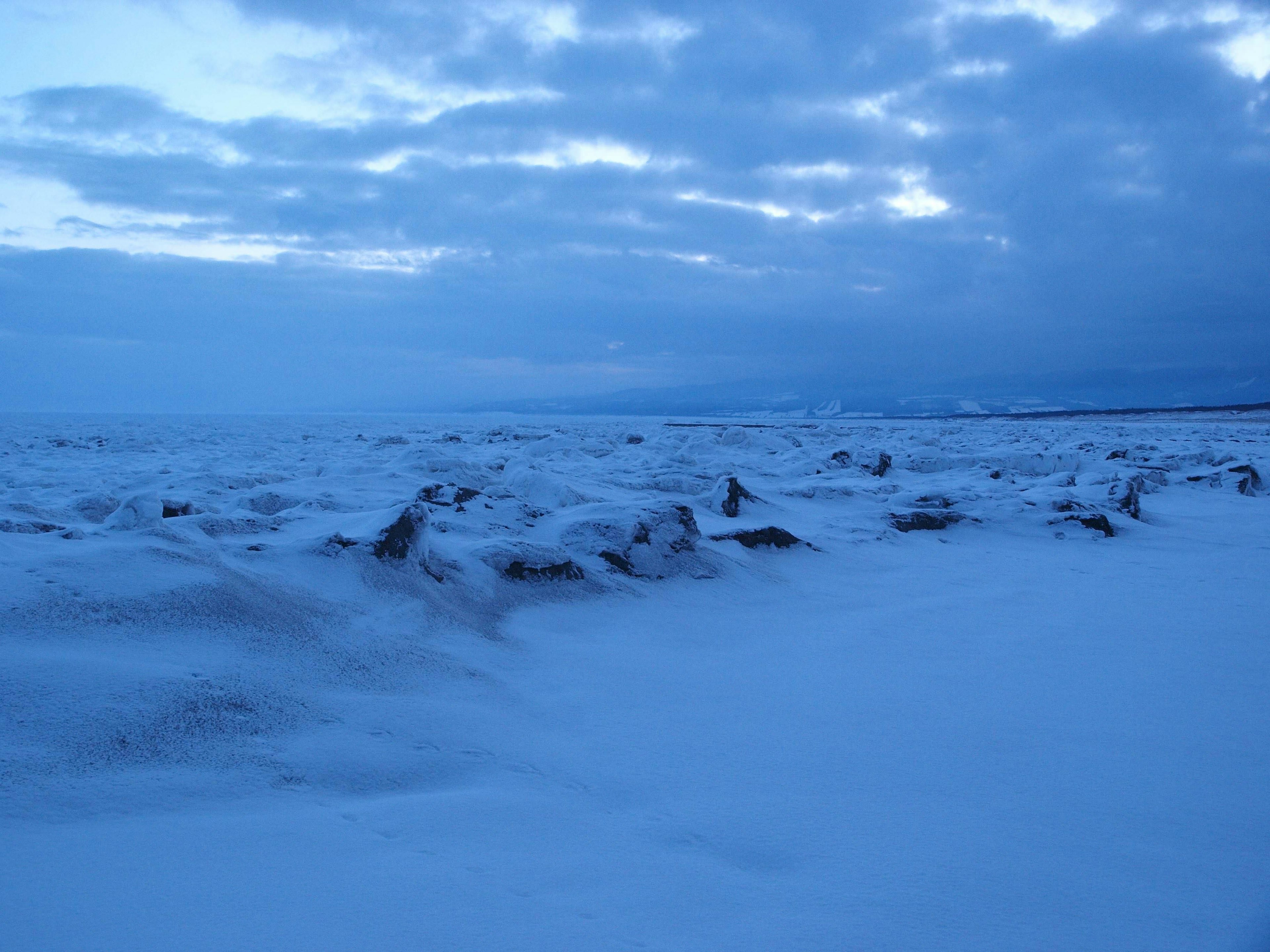 Schneebedeckte Landschaft mit blauem Himmel