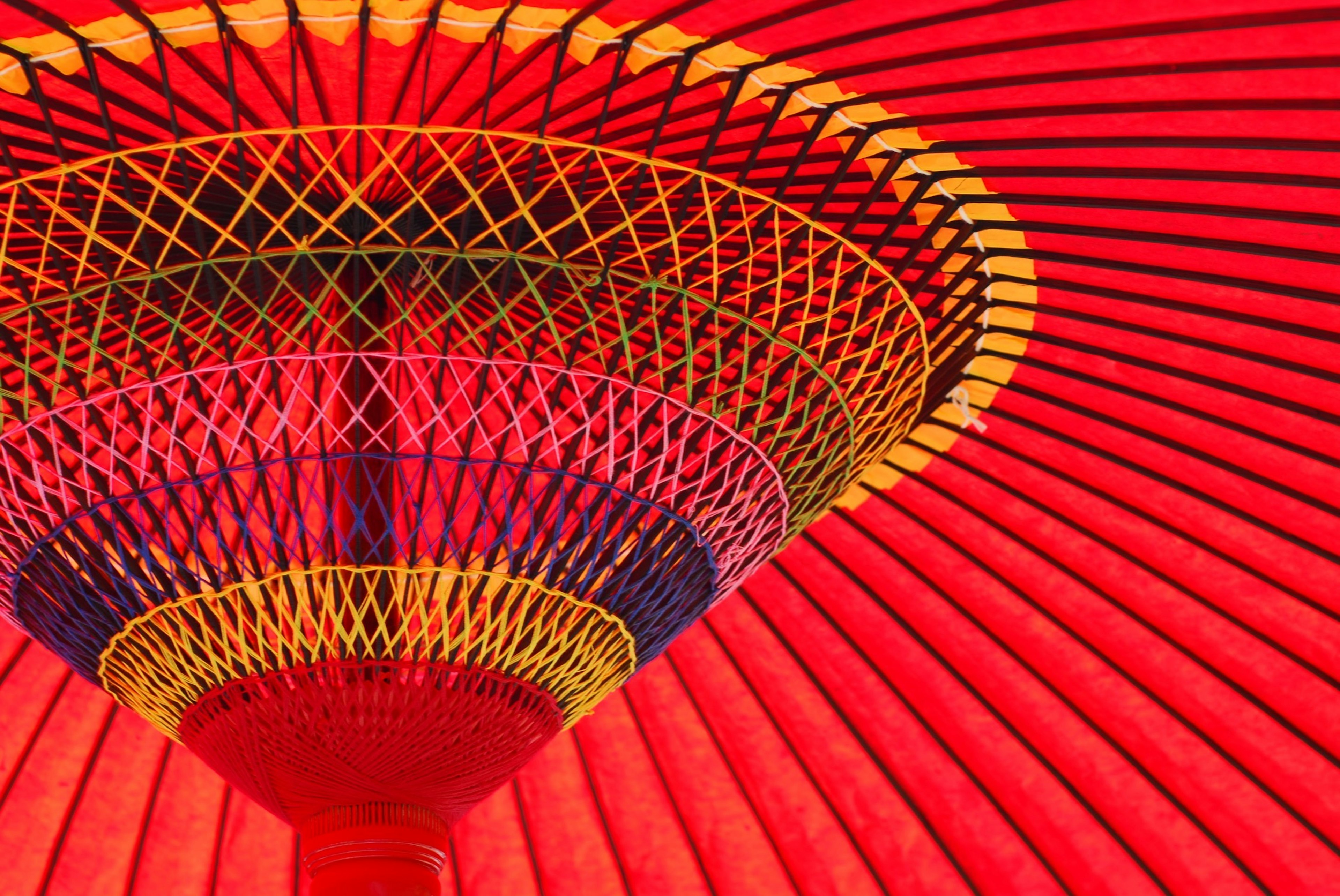 Design vibrant de la structure intérieure d'un parapluie traditionnel rouge