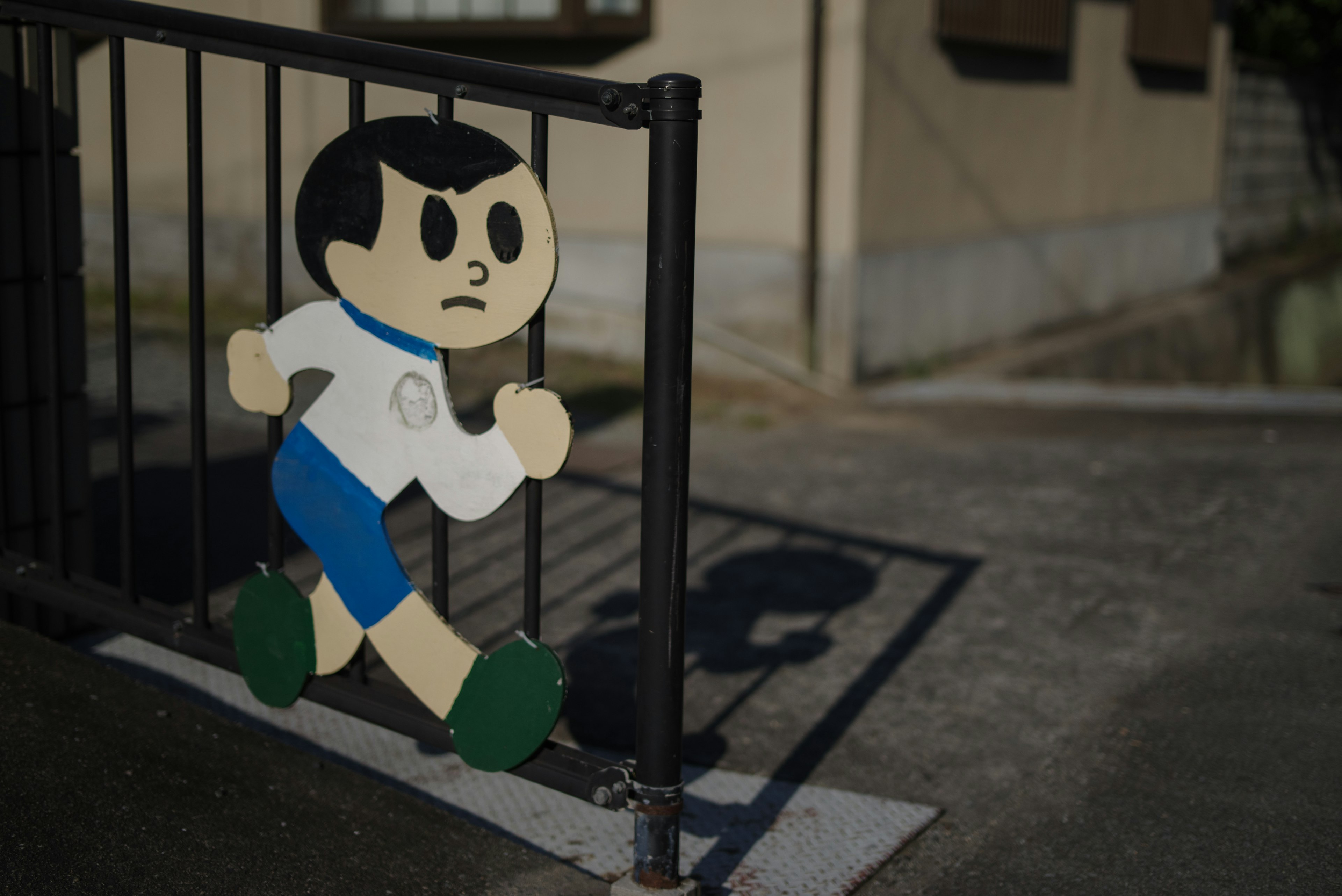 Un personaje de dibujos animados representado corriendo en una reja