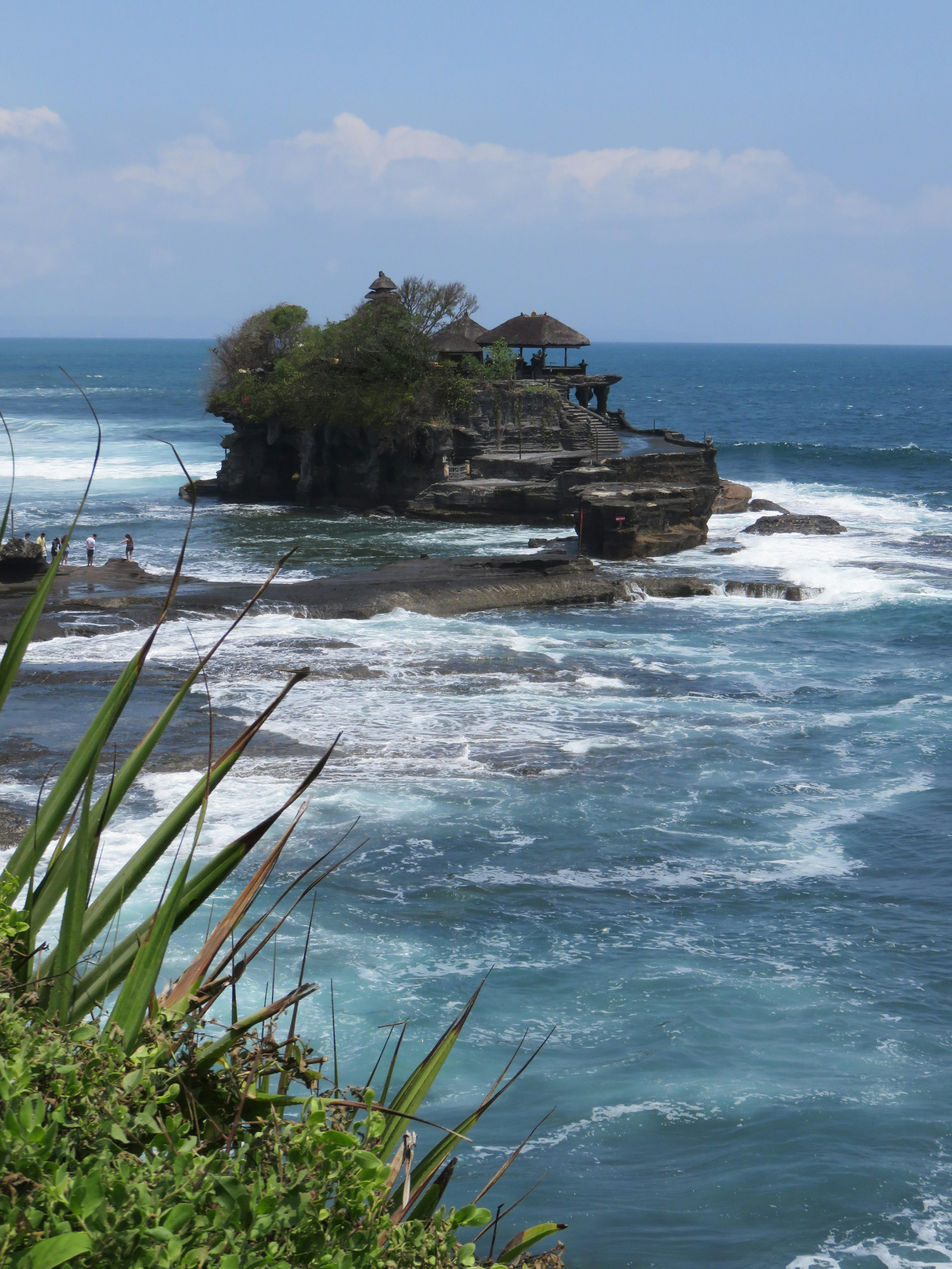 Vue panoramique du temple Tanah Lot à Bali entouré de vagues