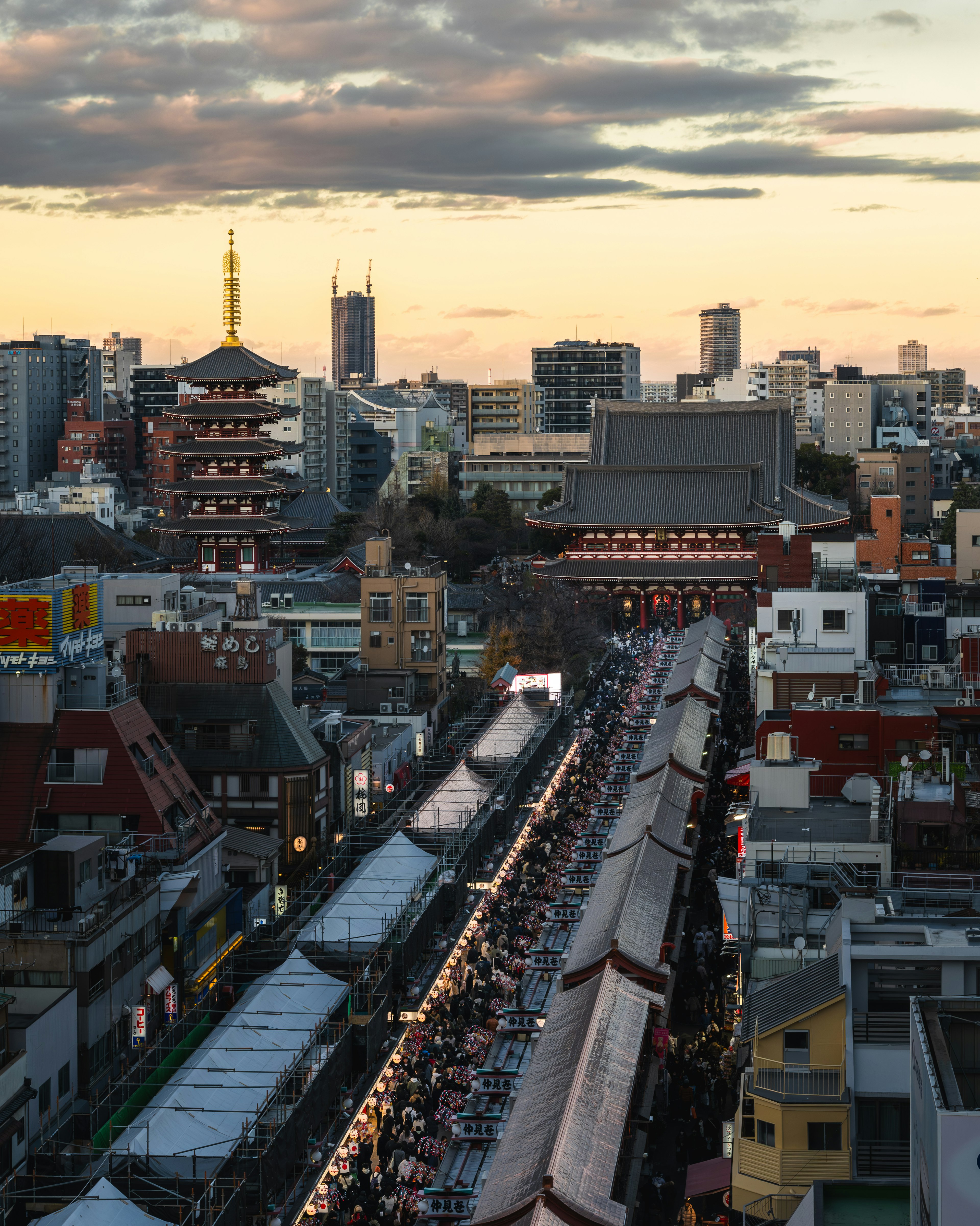 Blick auf Asakusa in Tokio bei Sonnenuntergang mit der Nakamise-Einkaufsstraße und dem Senso-ji-Tempel