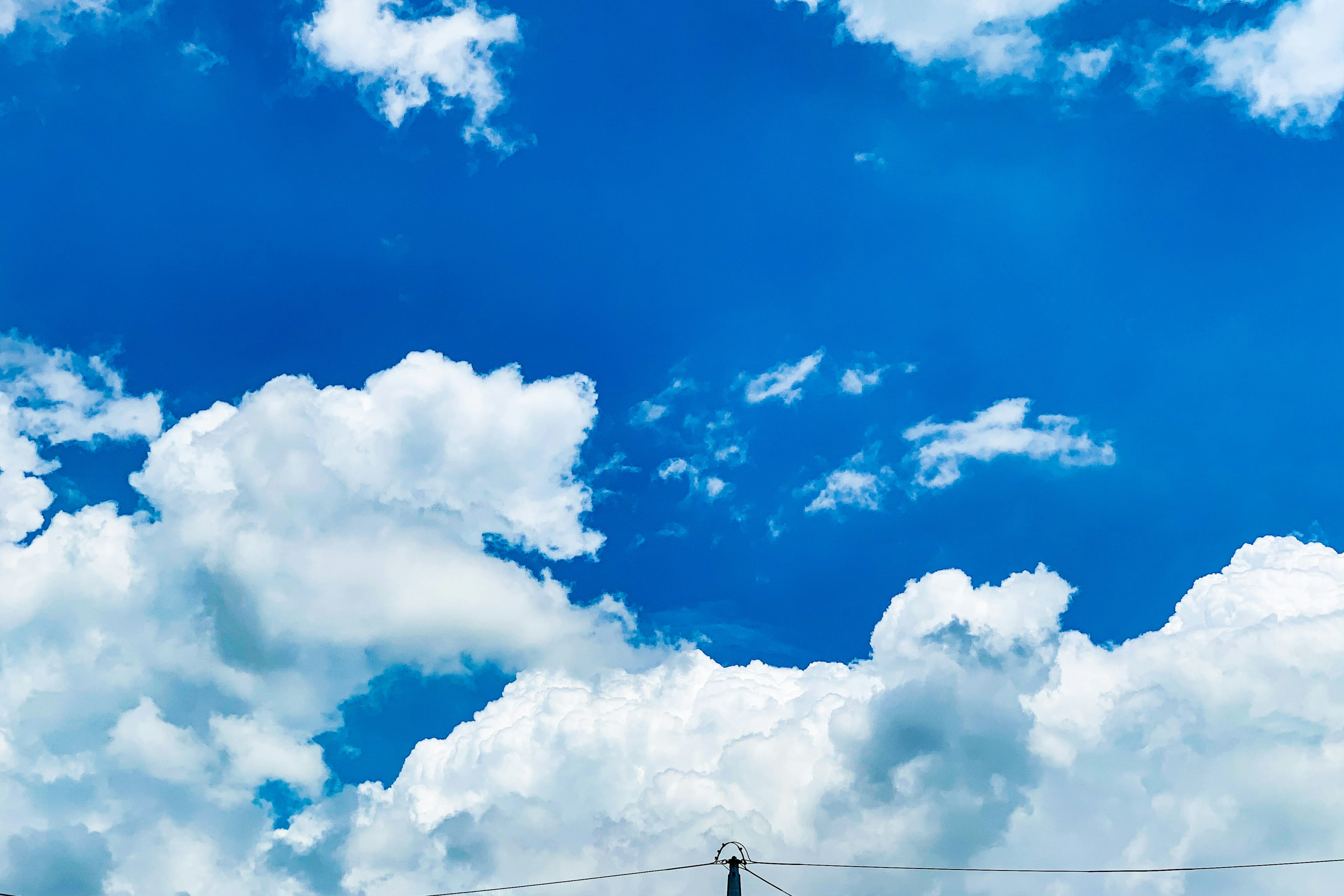 青い空に白い雲が浮かんでいる風景