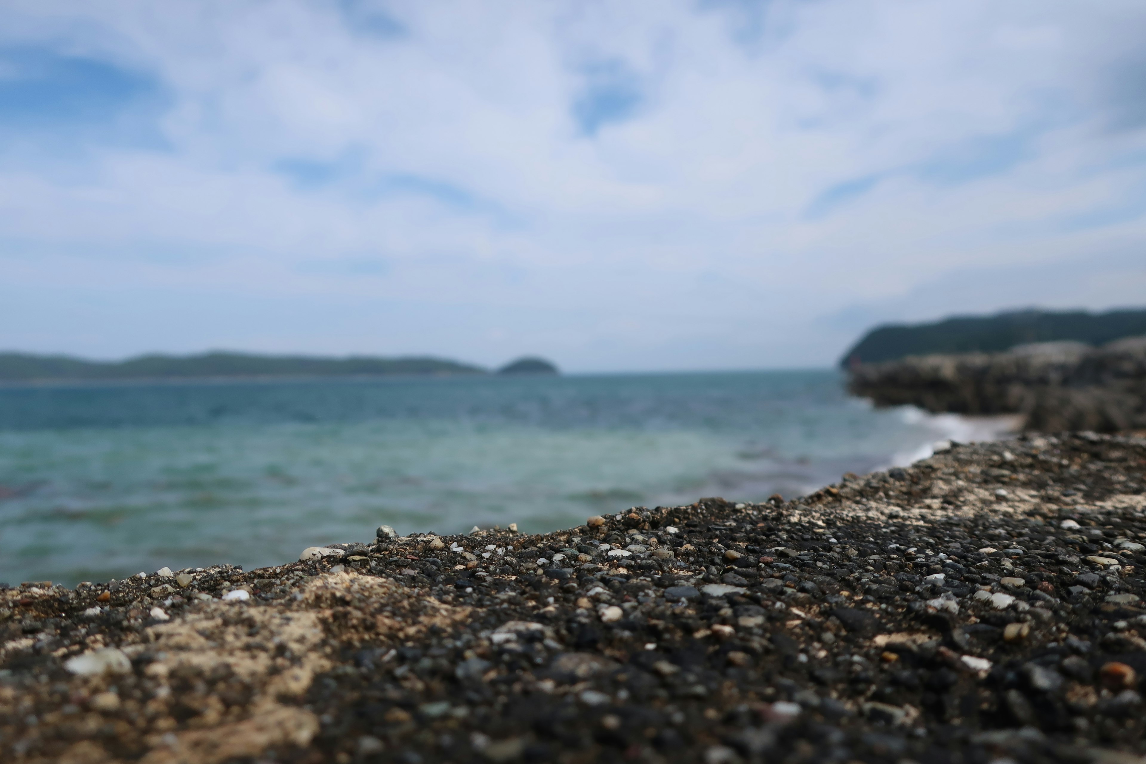 海岸景观，卵石和水面