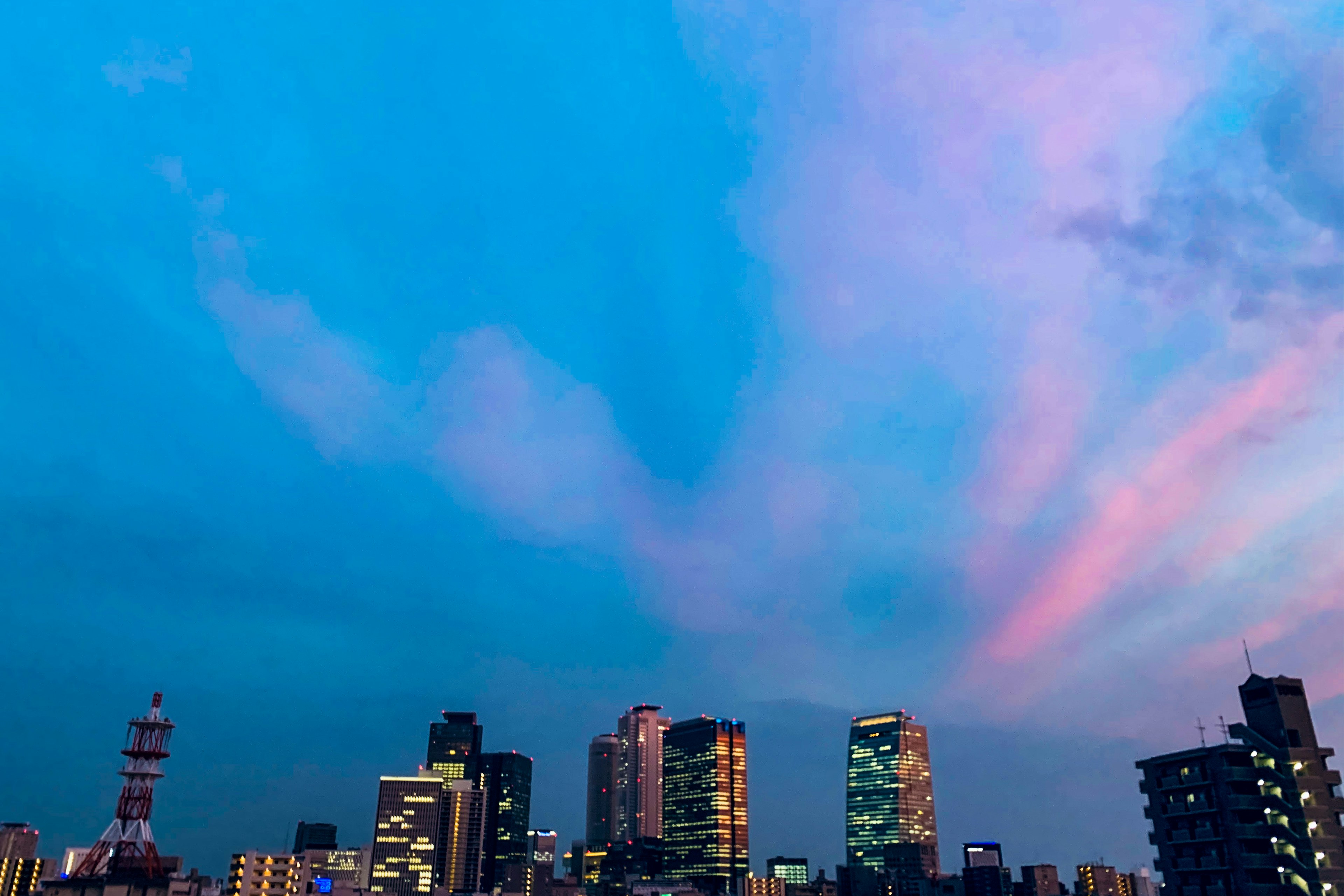 高層ビルと美しい夕焼けの空