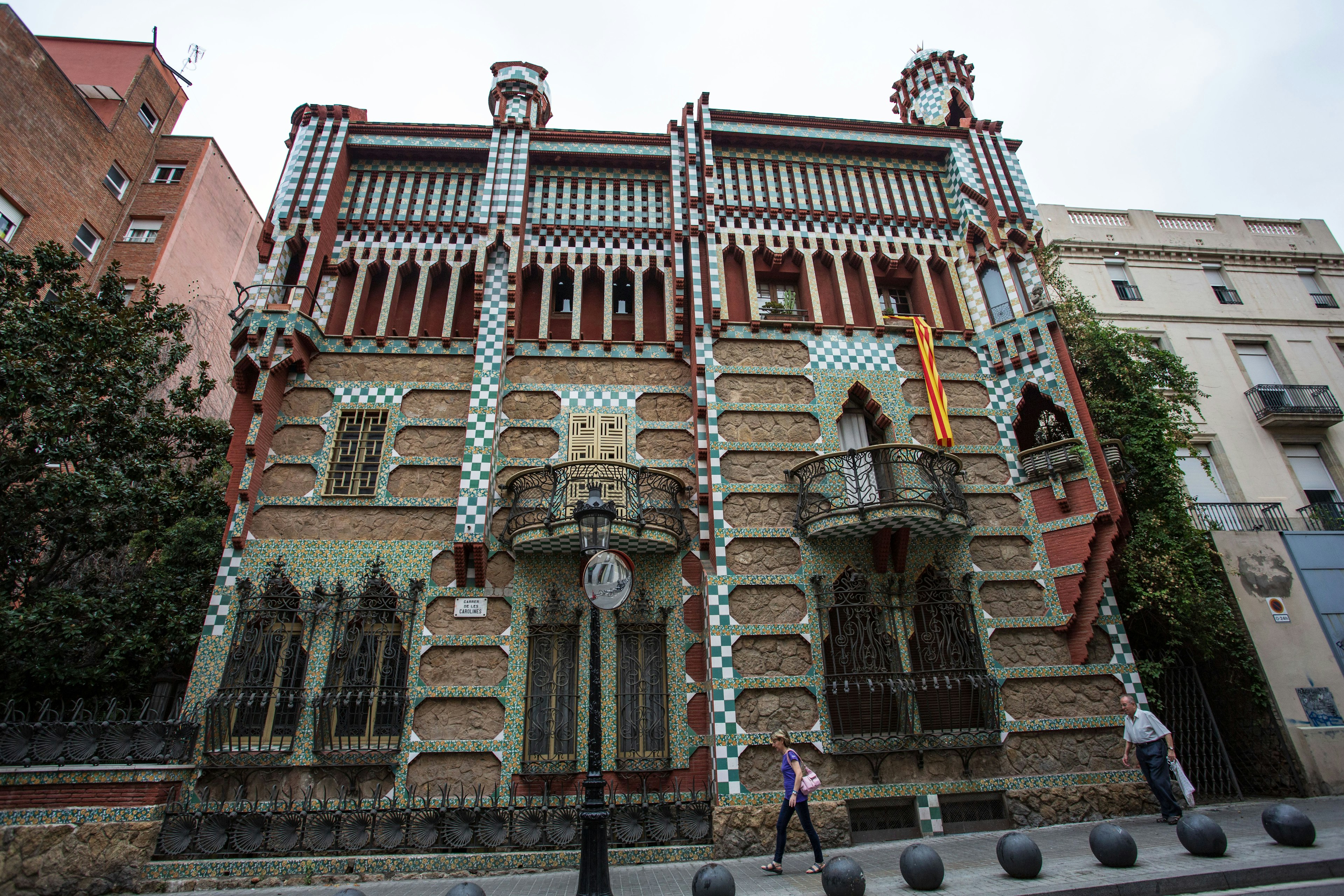 Maison moderniste catalane avec décoration en carreaux distinctifs et design unique