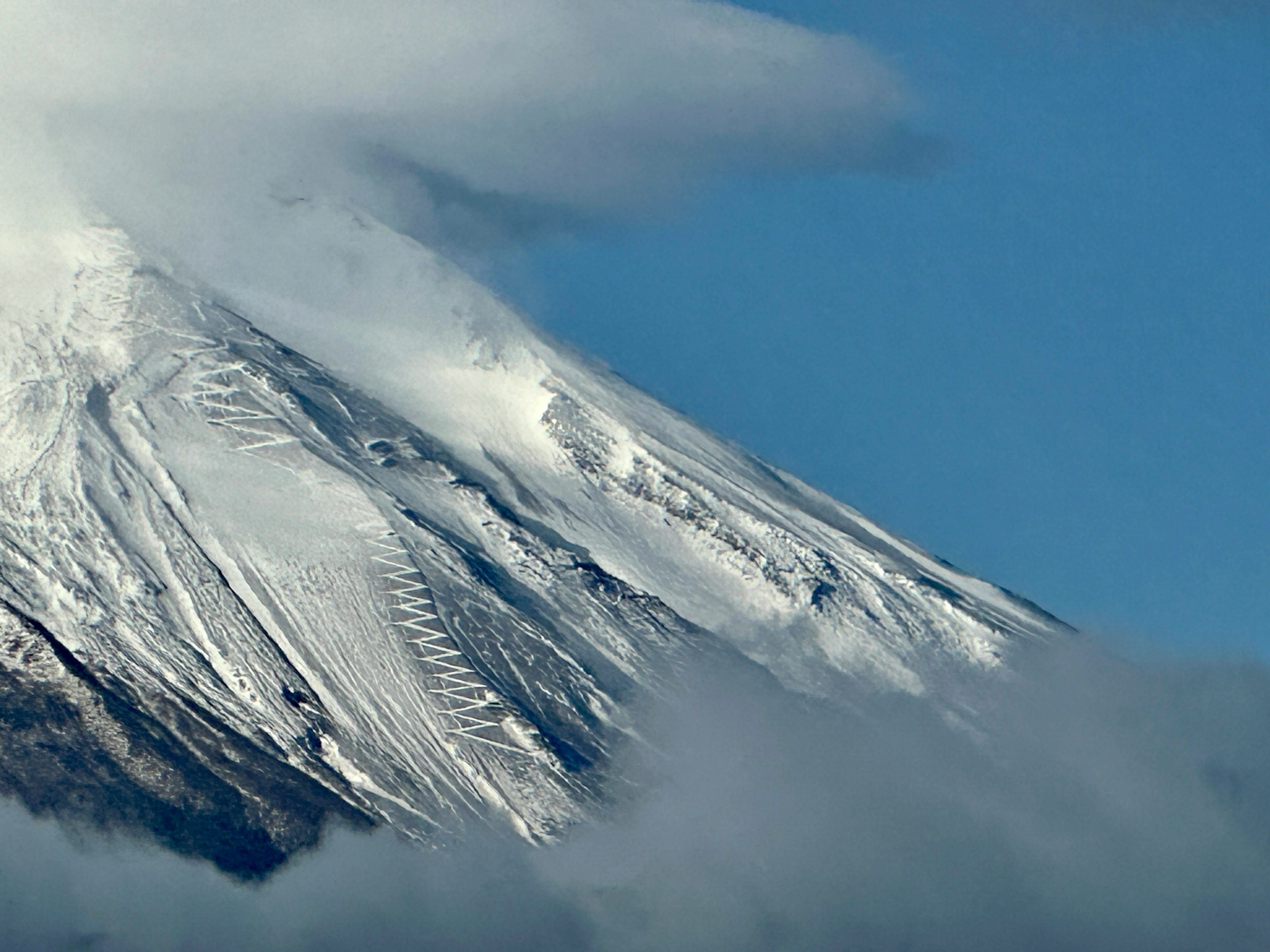 Pente de montagne couverte de neige avec un ciel bleu en arrière-plan