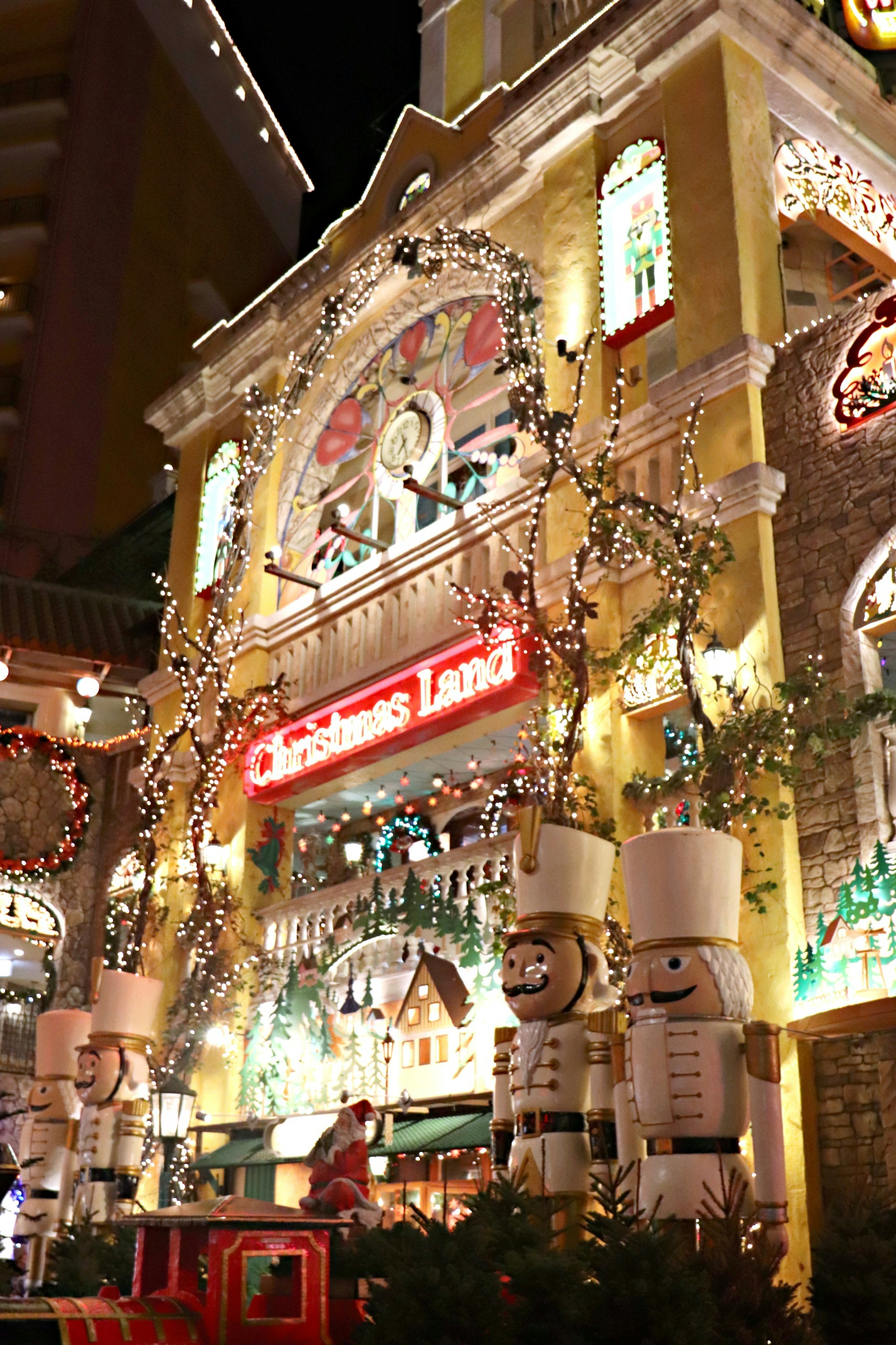 Bâtiment décoré pour Noël illuminé la nuit avec des figurines de soldats de bois