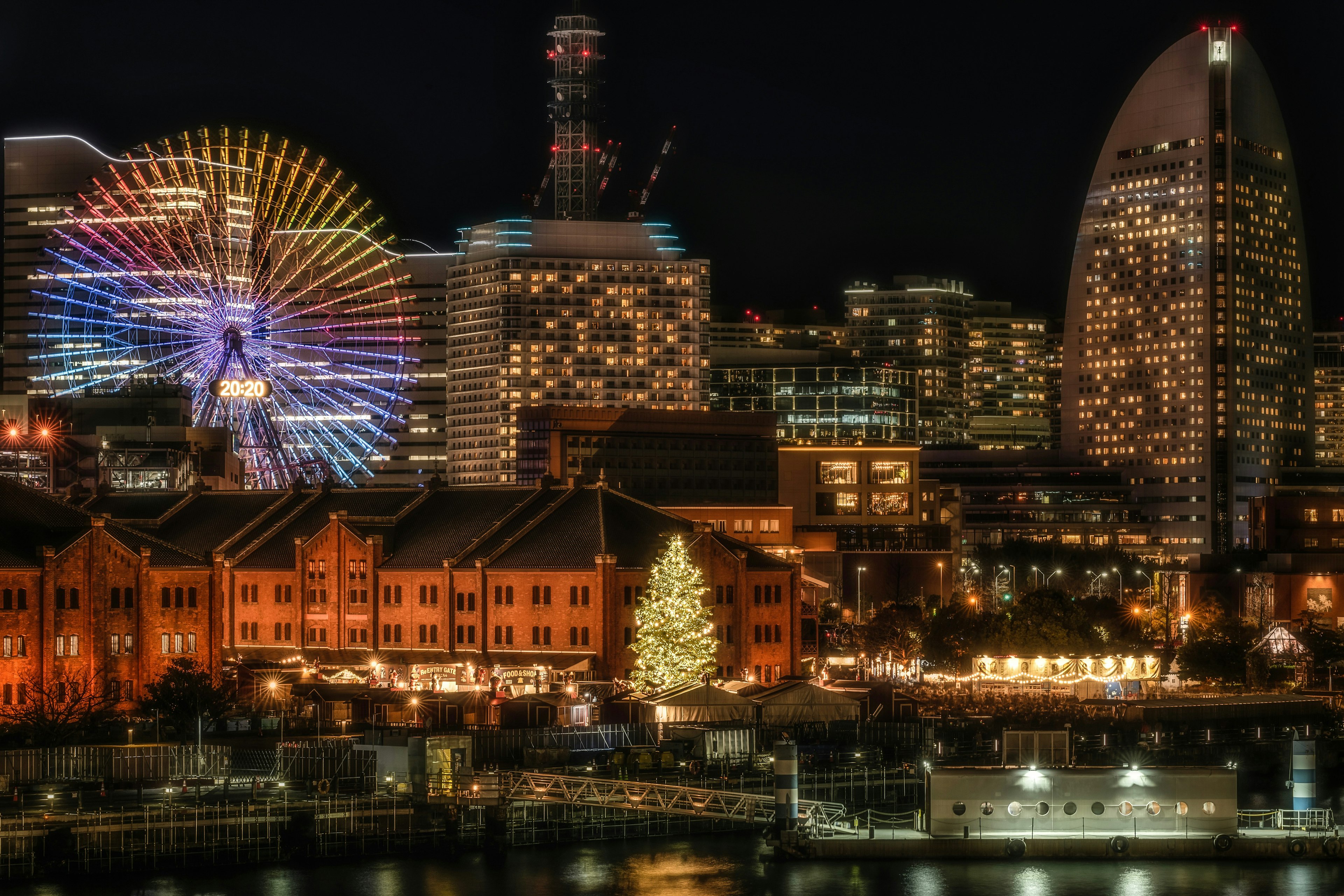 夜の横浜の美しい景色にカラフルな観覧車とイルミネーションが輝く