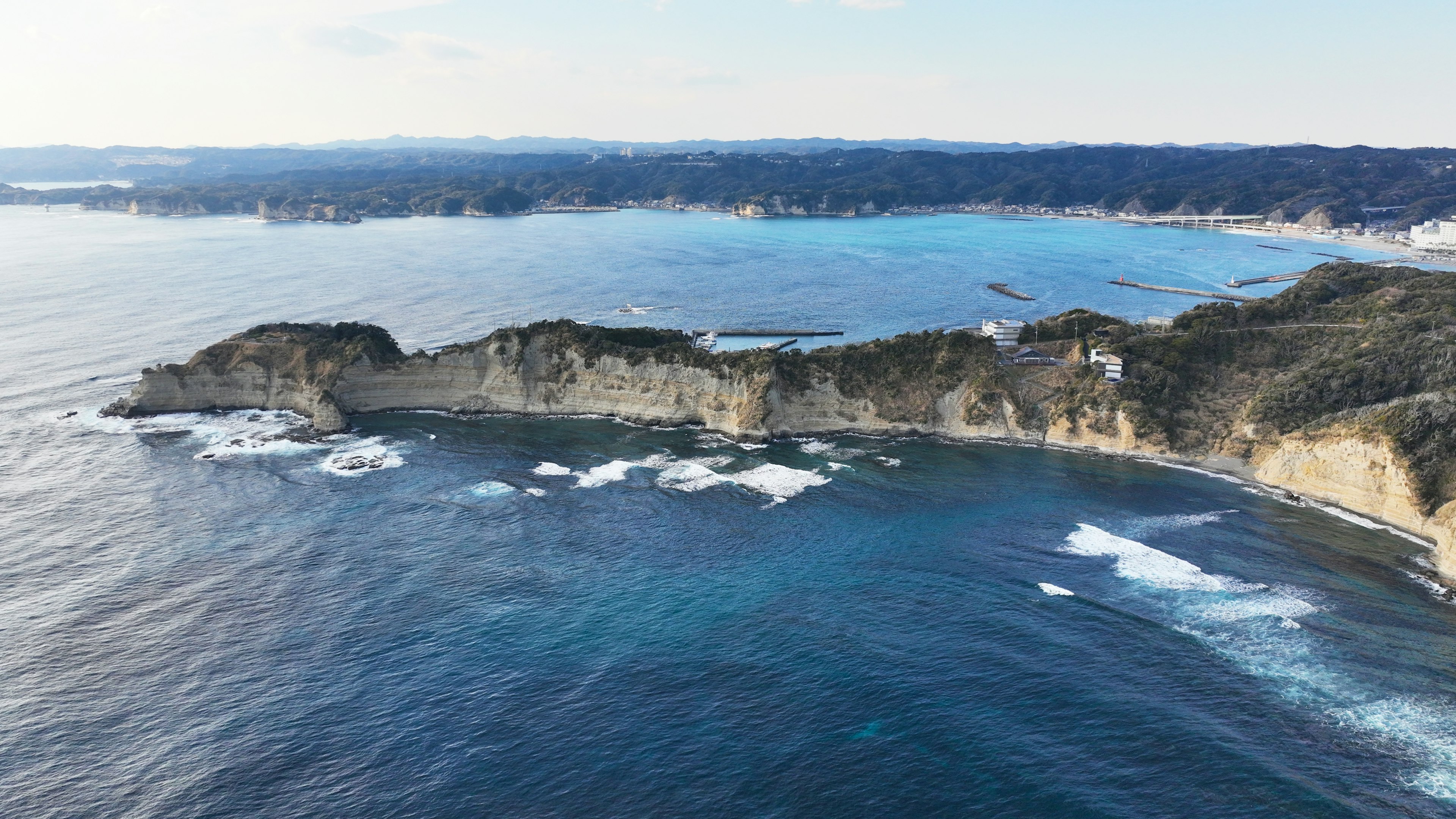 Vue panoramique d'une côte avec des falaises et un océan bleu