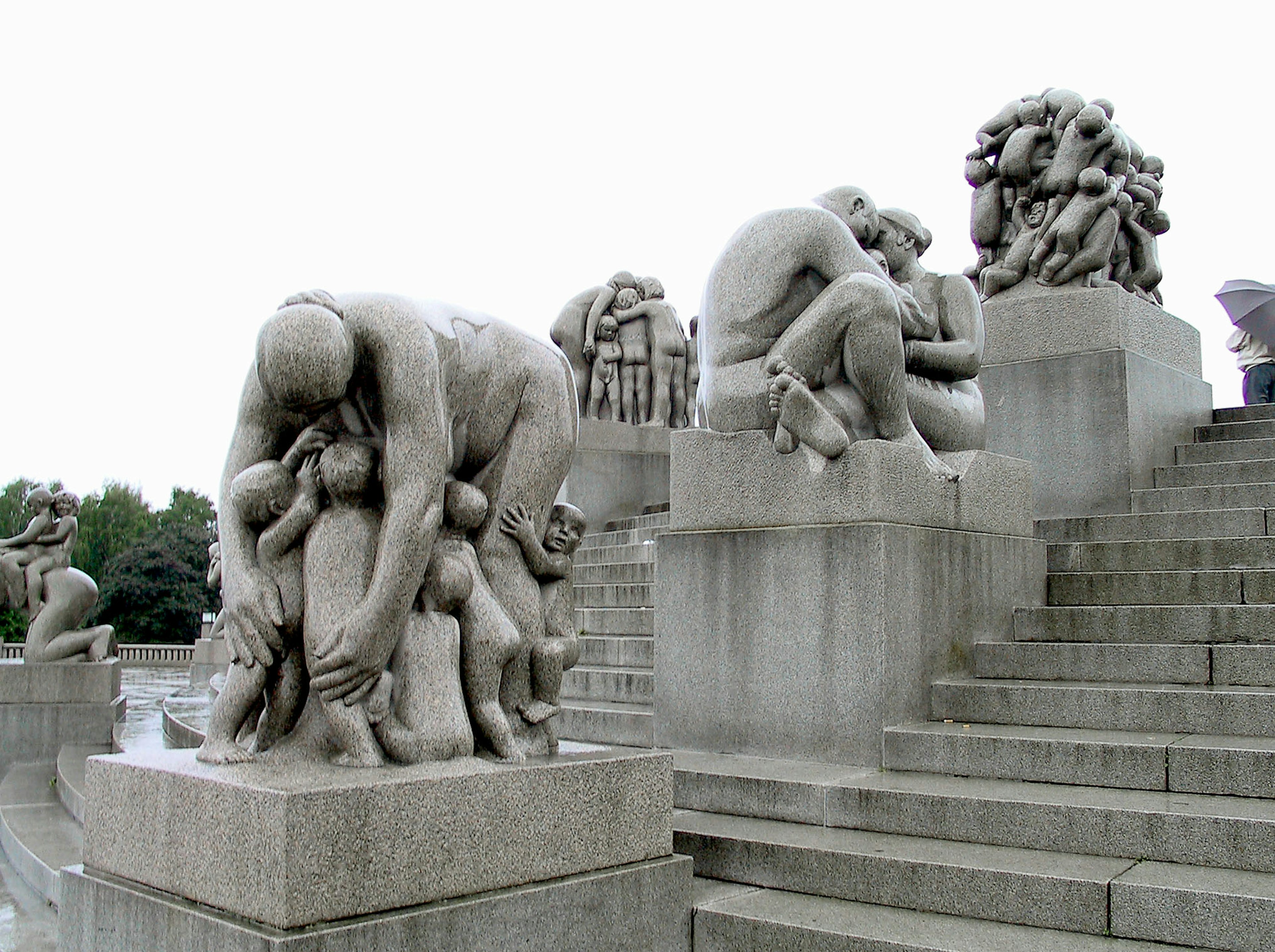 Scène de parc avec des sculptures sur des marches avec des figures humaines