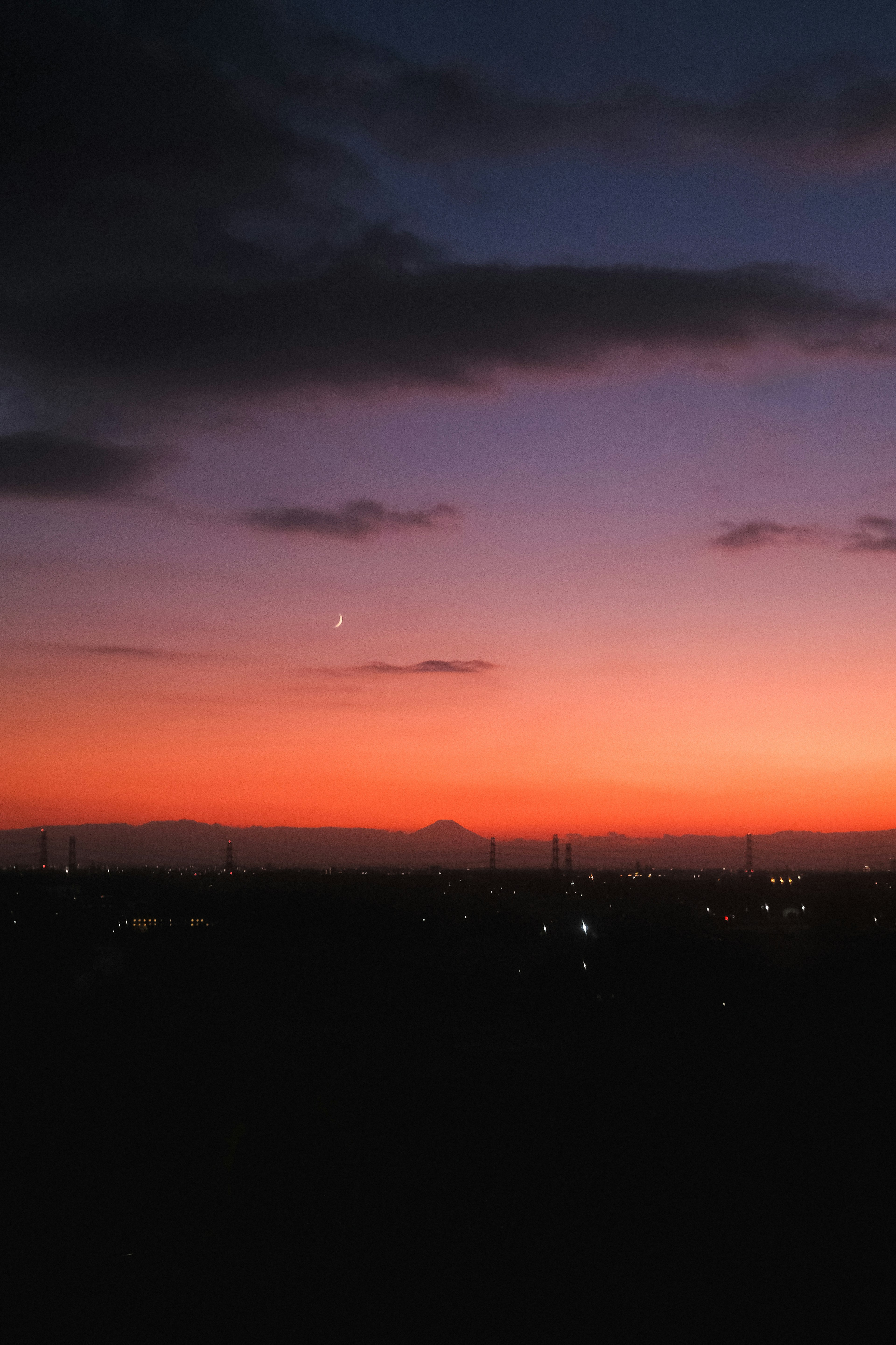 夕暮れの空に浮かぶ雲と星が見える美しい風景