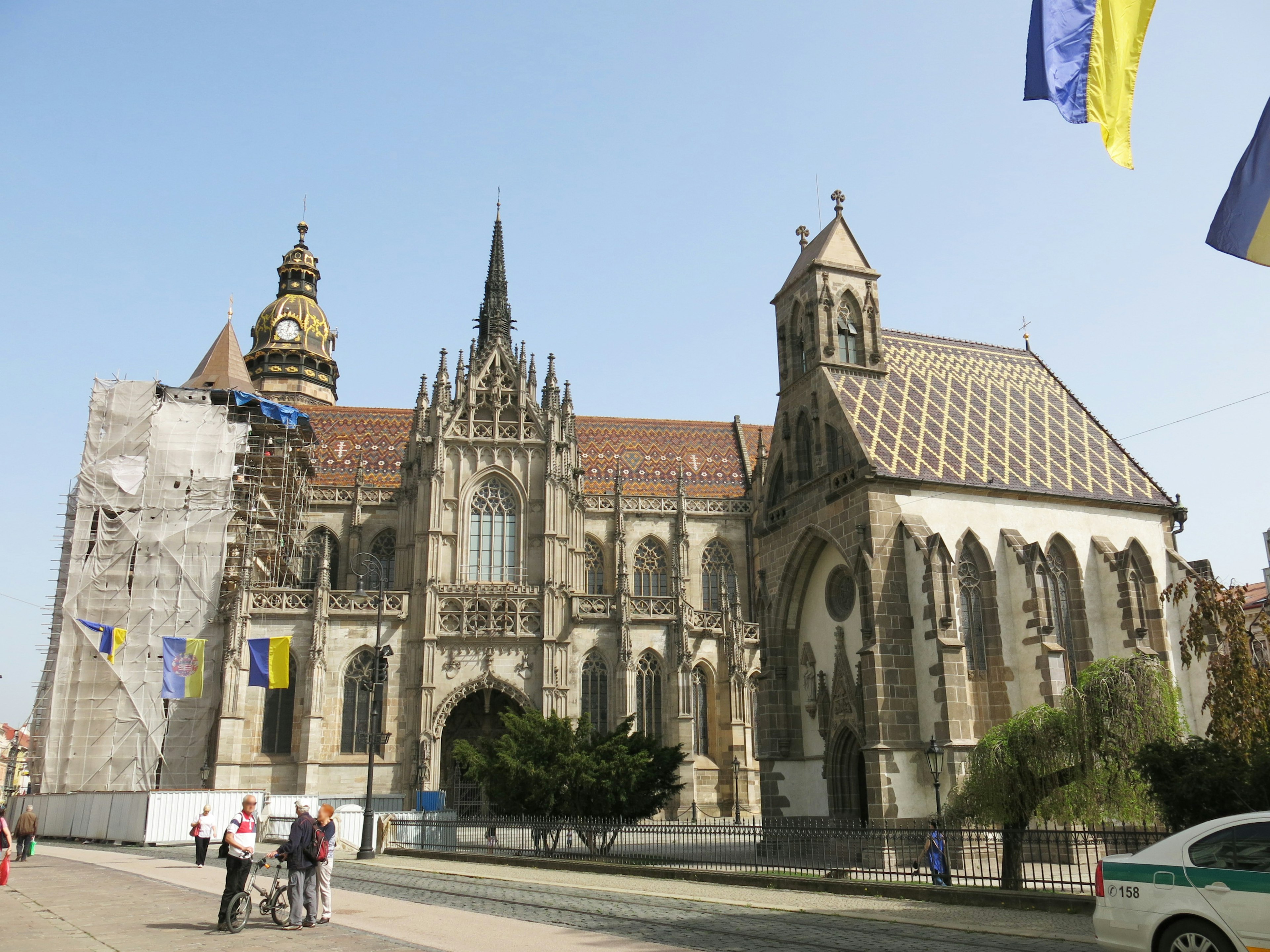 Exterior de la catedral de San Martín en Bratislava Eslovaquia con andamios y cielo azul claro