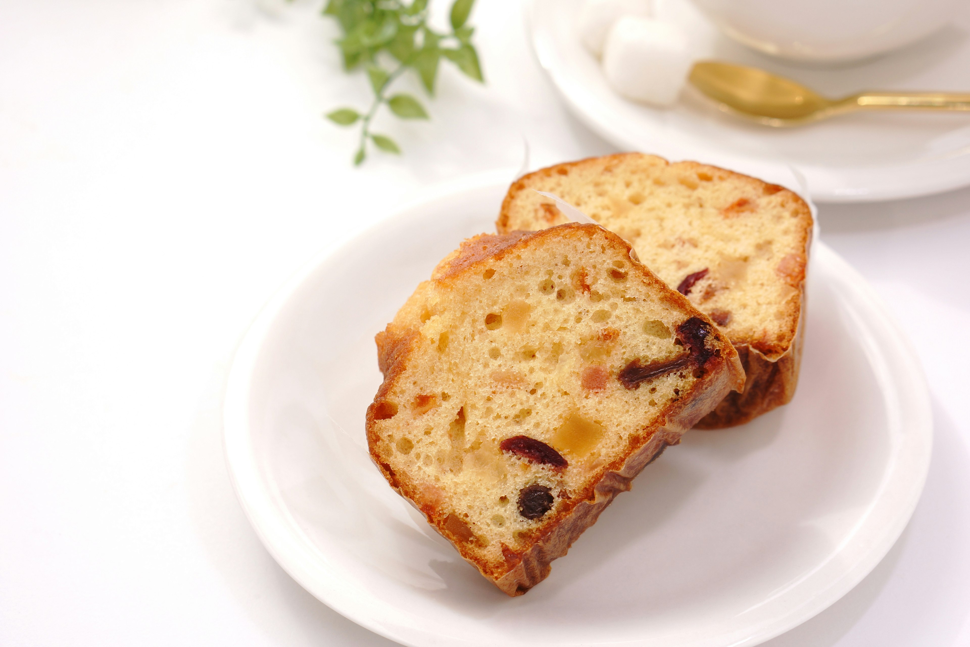 Rebanadas de pastel en un plato blanco