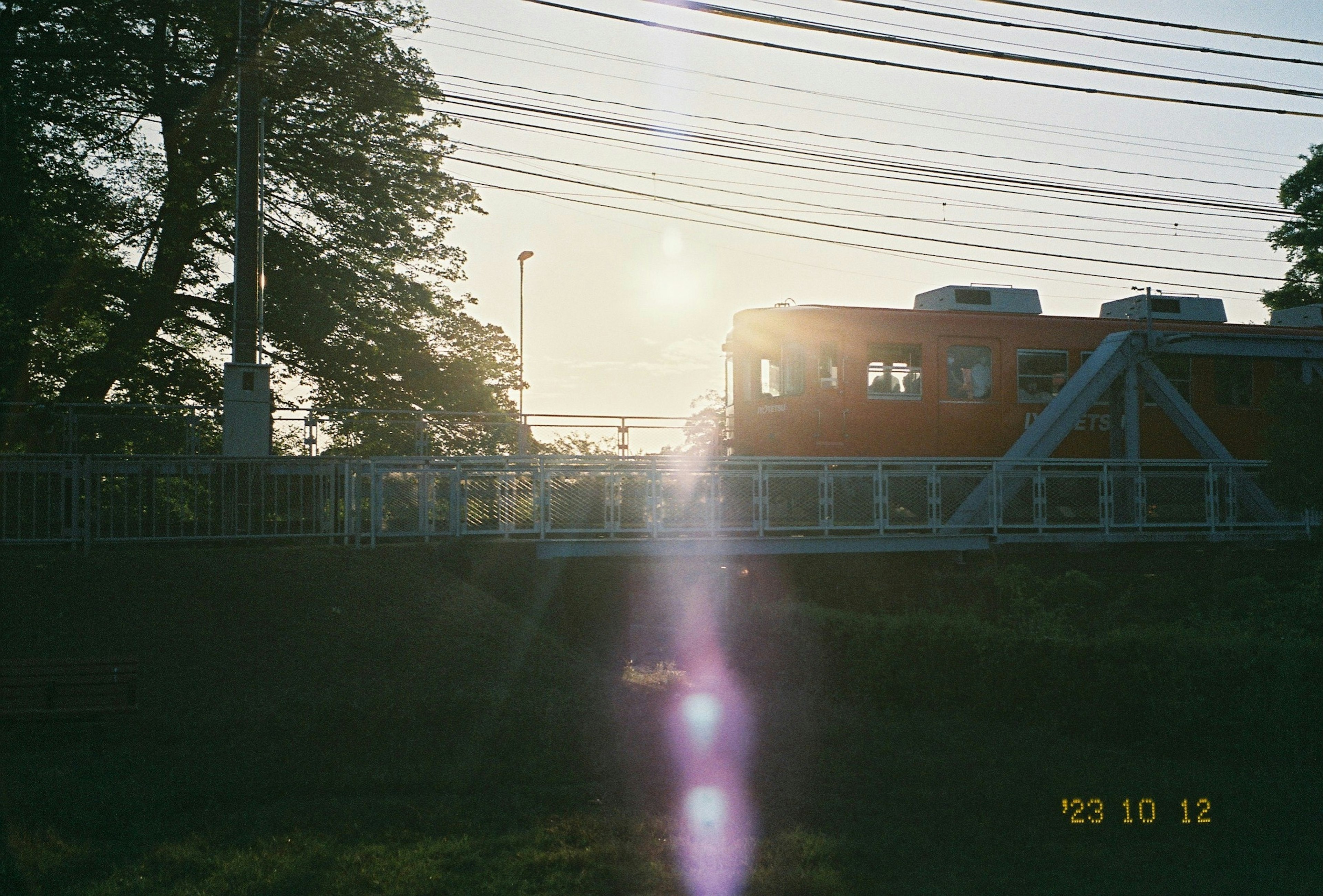 夕暮れ時の橋と電車の風景 橋の上にかかる光の帯