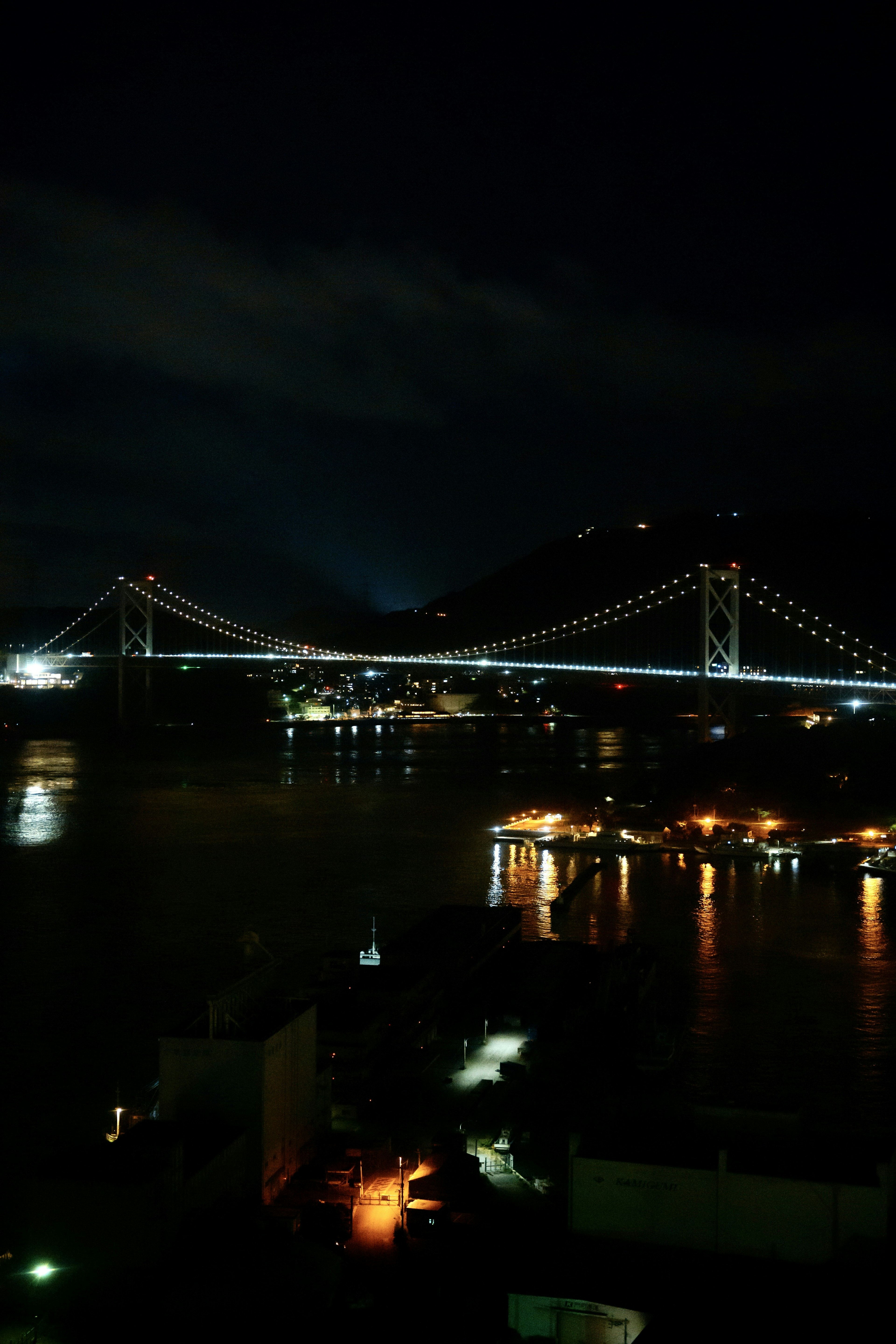 夜の橋と水面に映る灯りの美しい風景