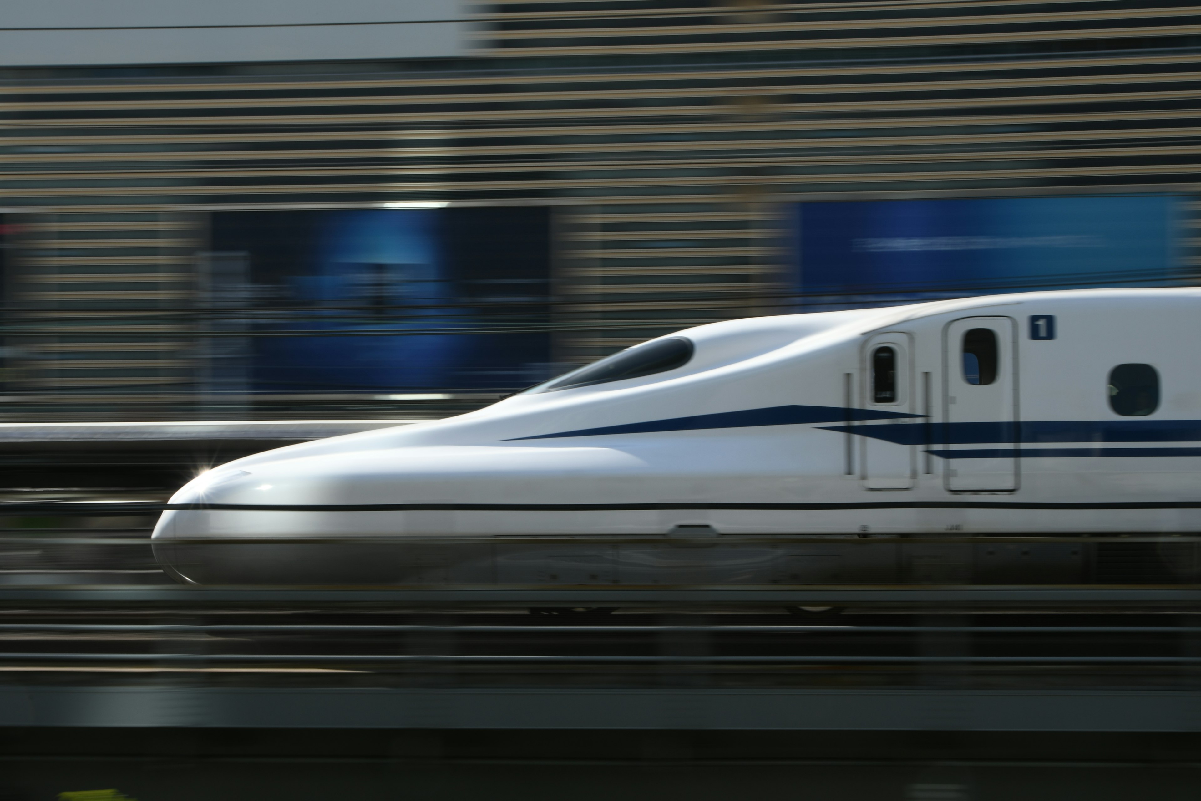 Shinkansen chạy nhanh qua trong mờ