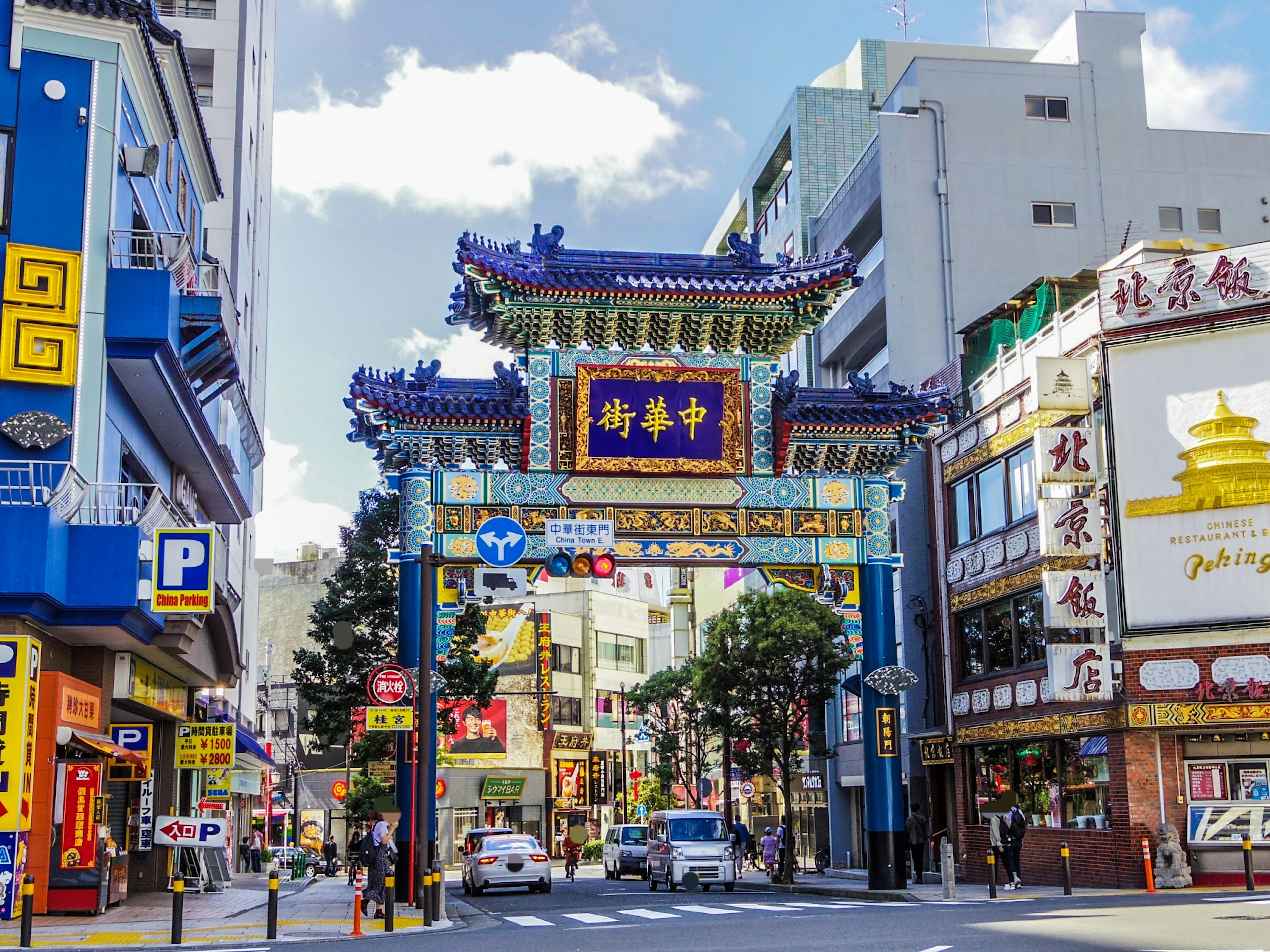 Cổng sôi động của Chinatown Yokohama với cảnh đường phố nhộn nhịp