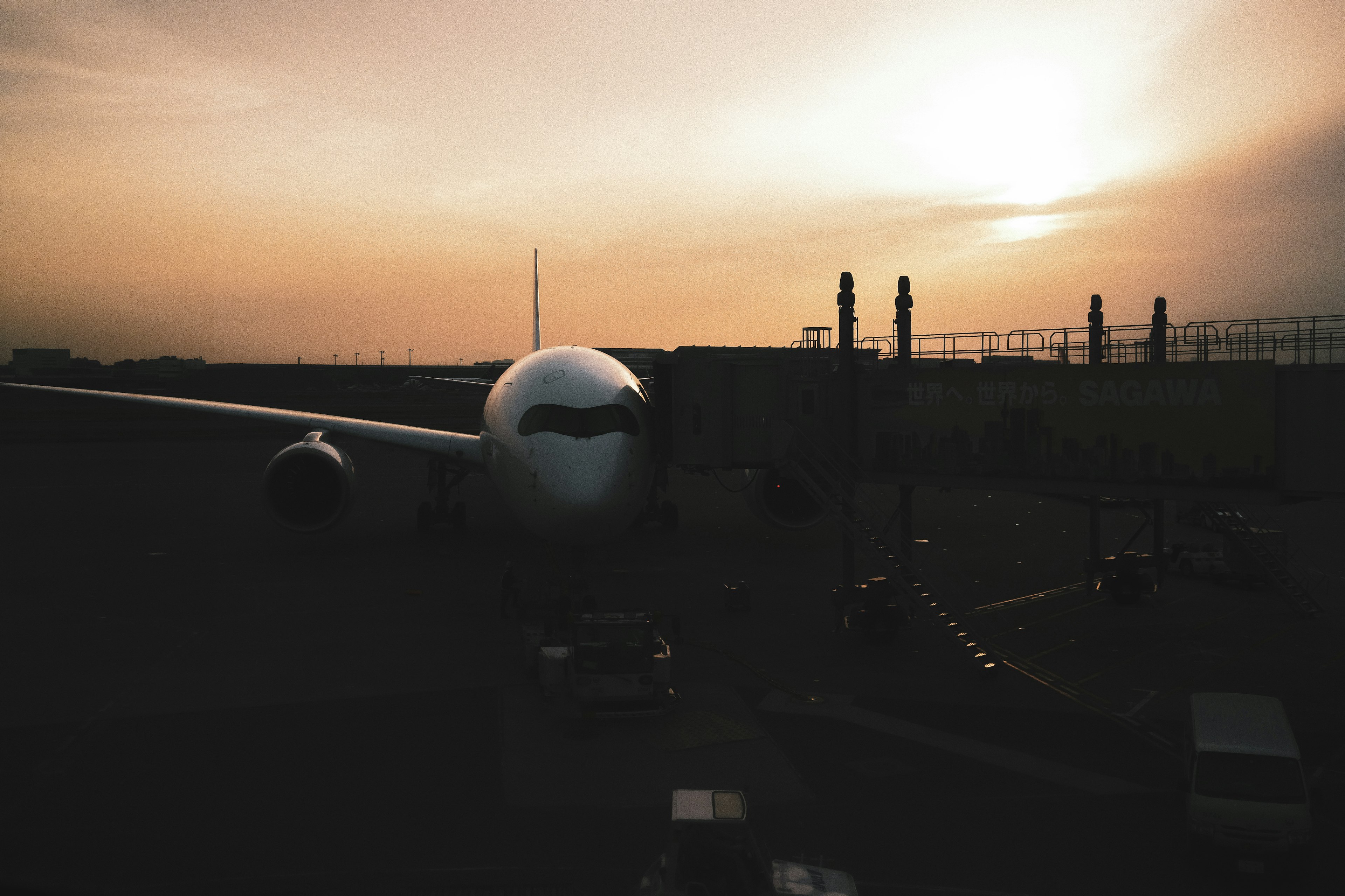 Avión al atardecer en un aeropuerto