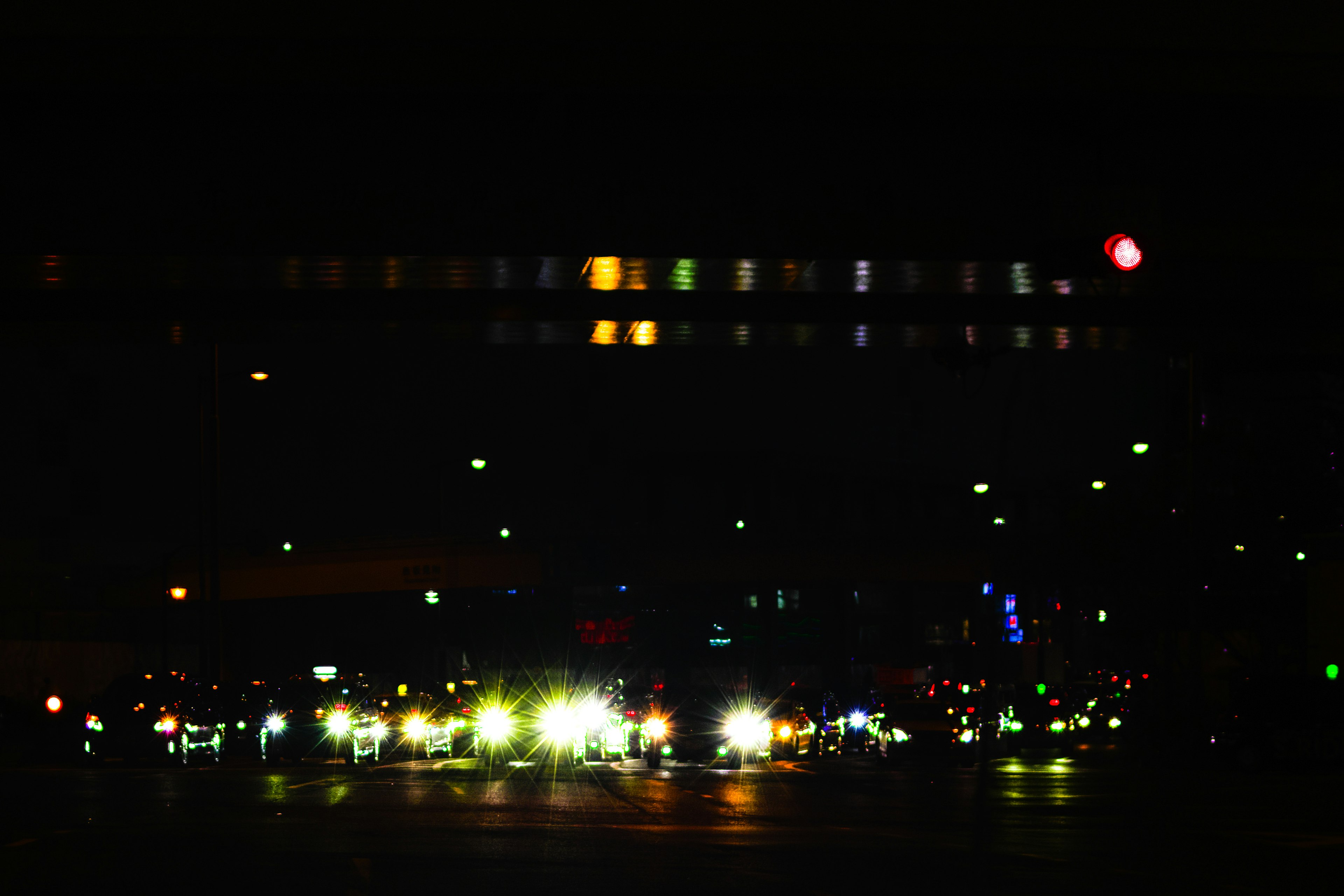 Luces de la ciudad vibrantes reflejándose en el cielo nocturno