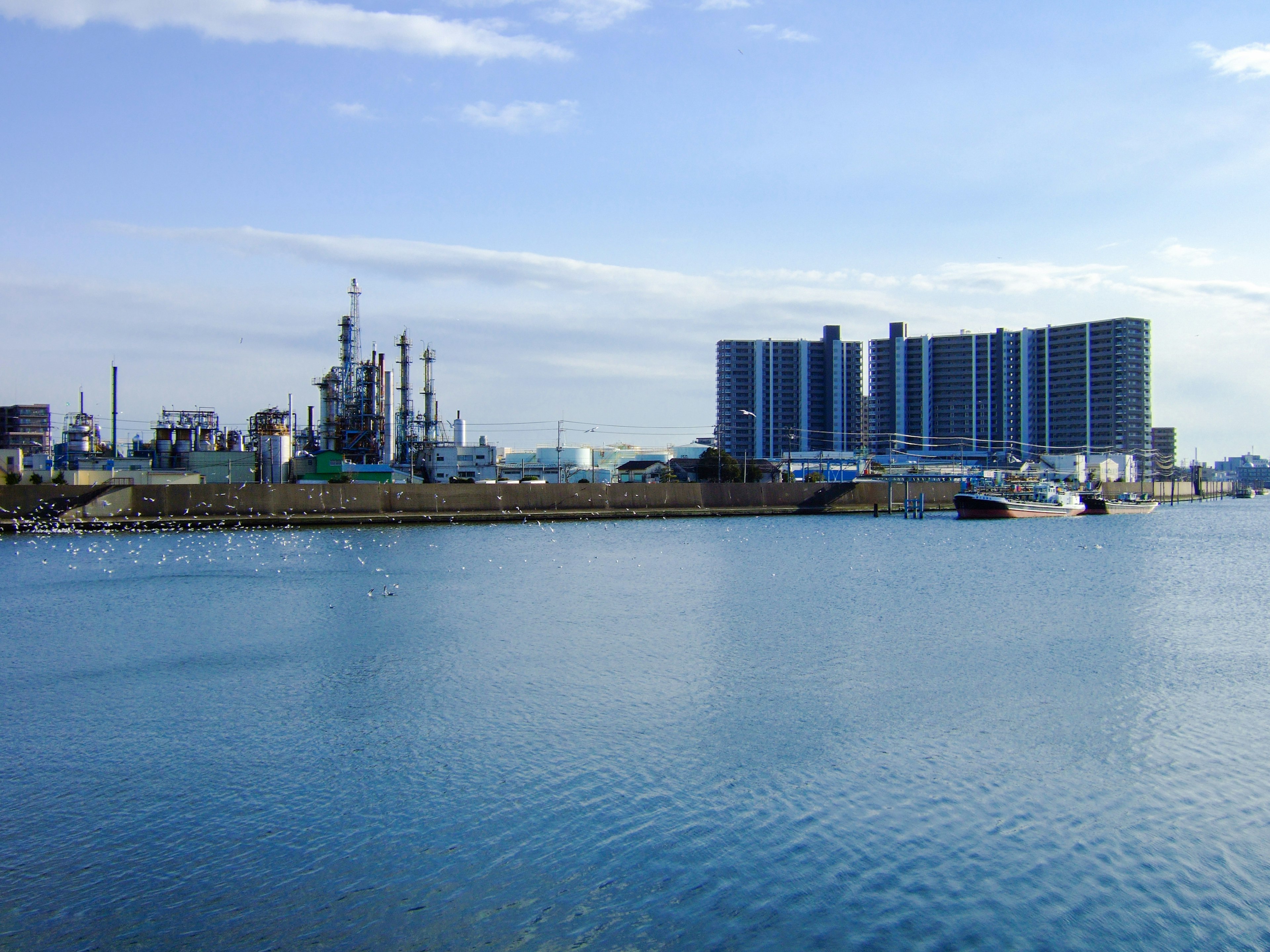 Edificios industriales reflejándose en la superficie del agua