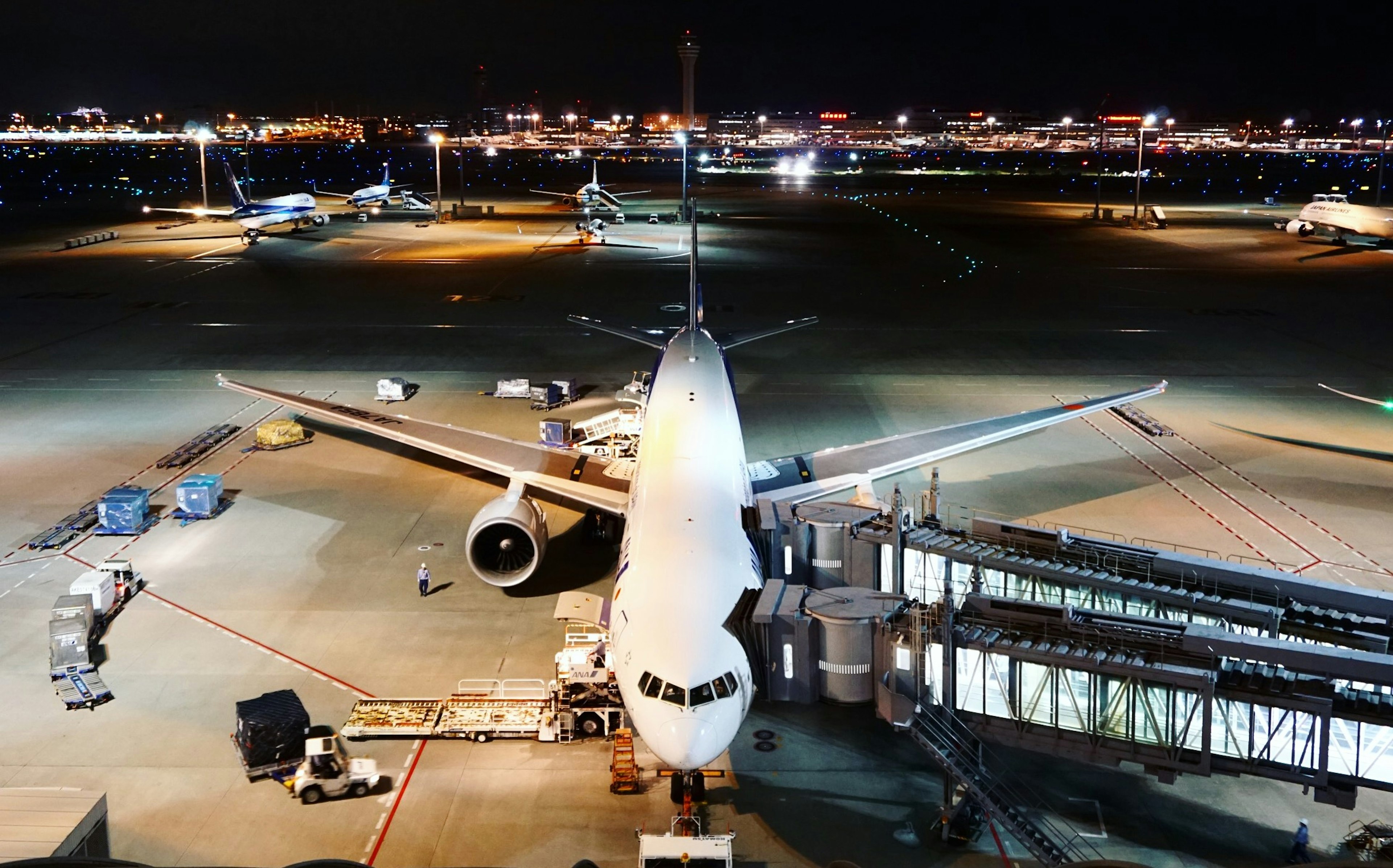 Panoramica di un aereo parcheggiato in aeroporto di notte