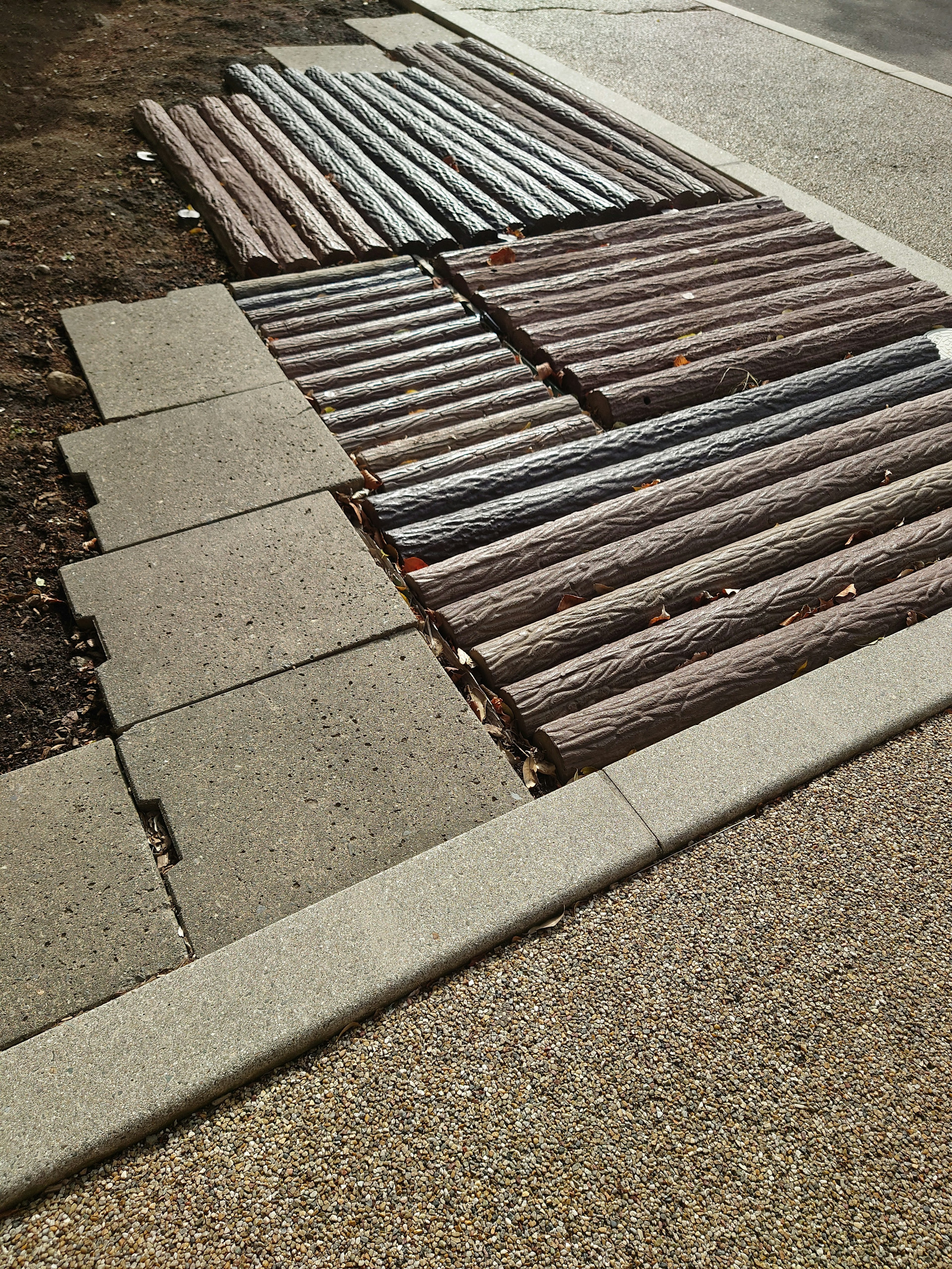 Tablones de madera dispuestos sobre una carretera con bloques de concreto