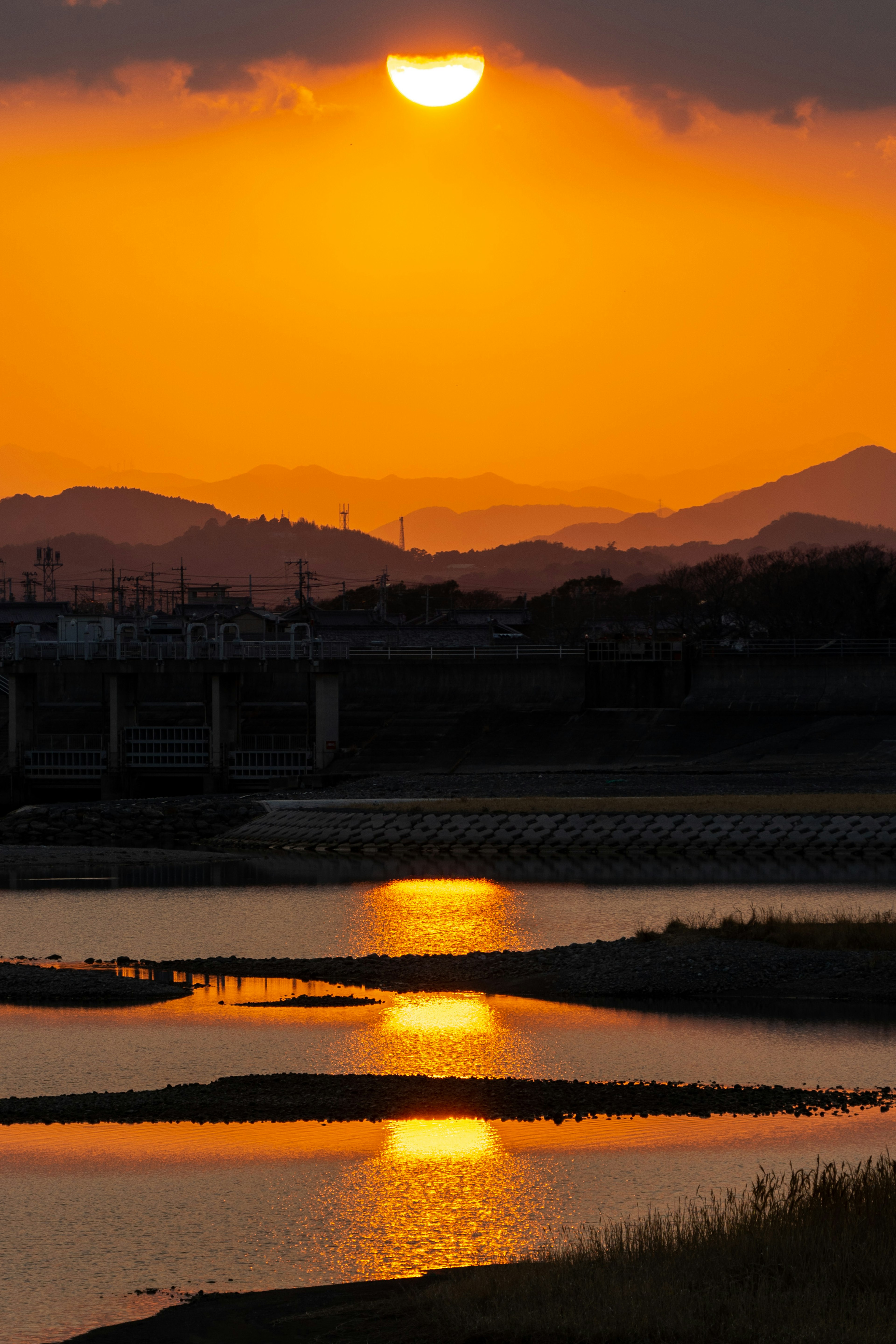 夕日が山々の間から沈む美しい風景