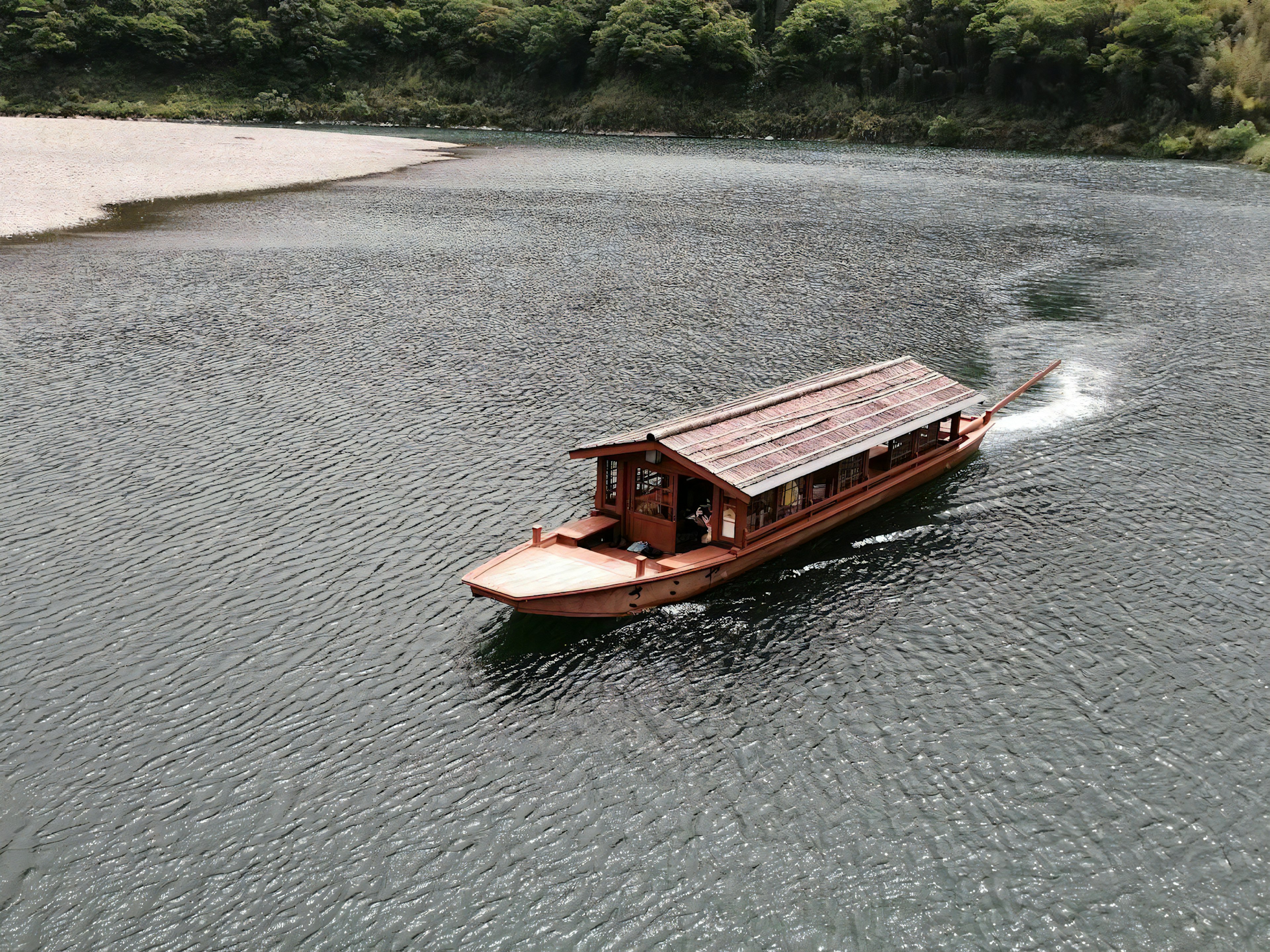 Holzboot fährt auf einem Fluss mit grünen Ufern