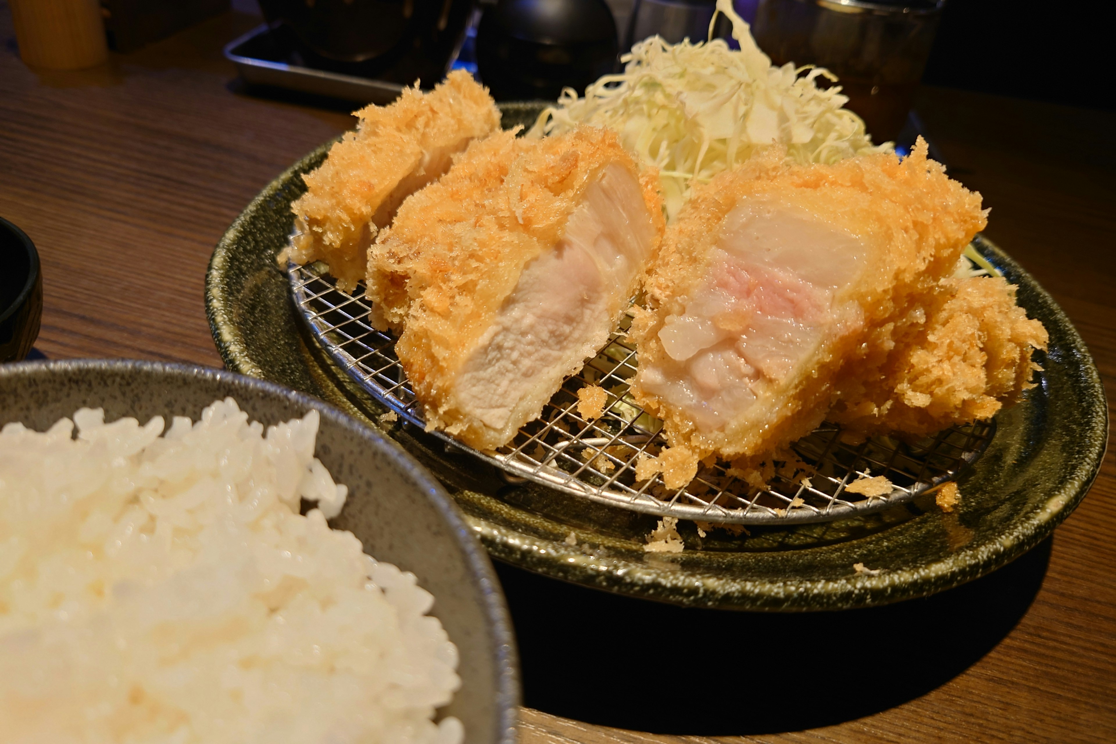 Tonkatsu yang diiris dengan kol di atas piring