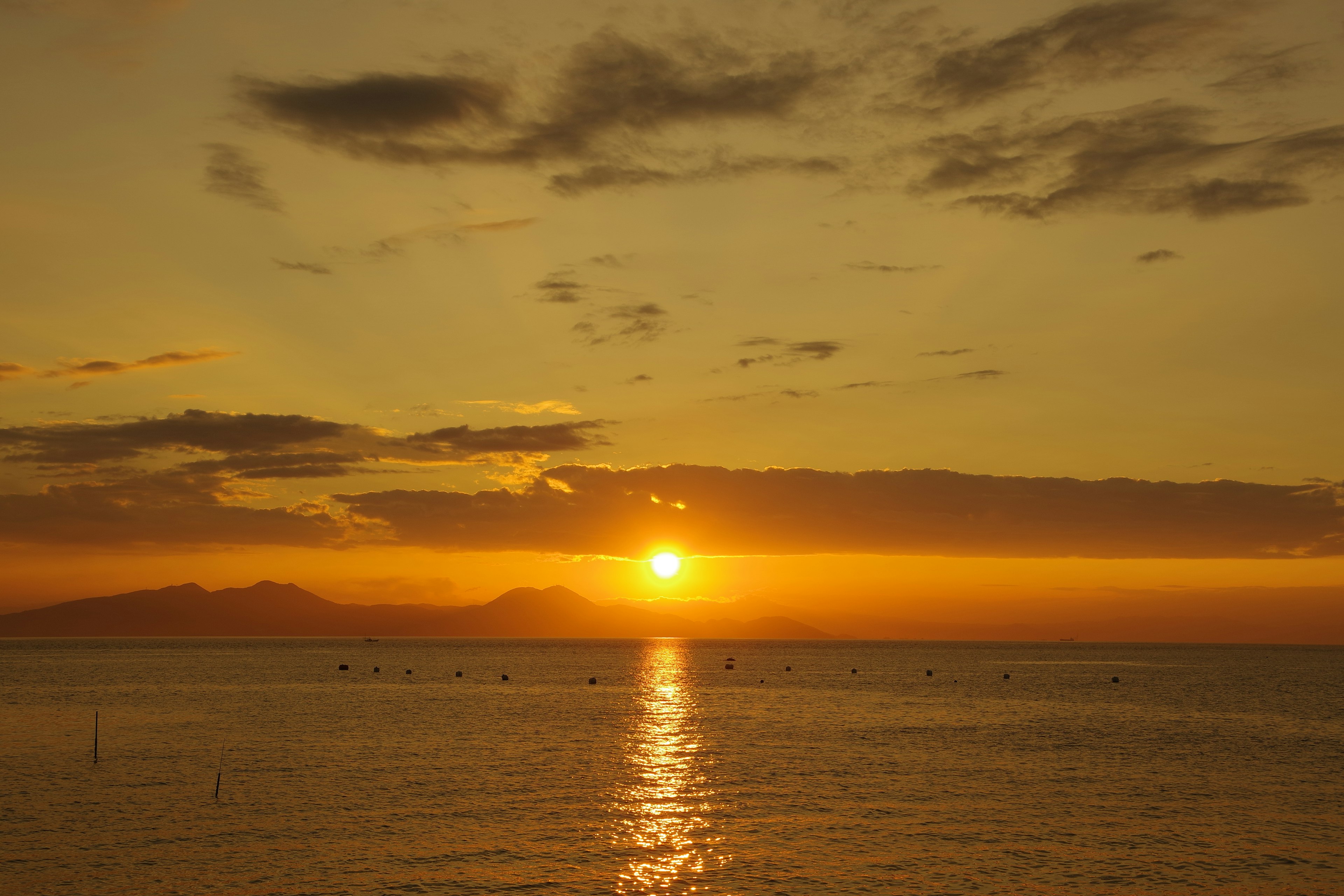 Pemandangan indah matahari terbenam di atas laut