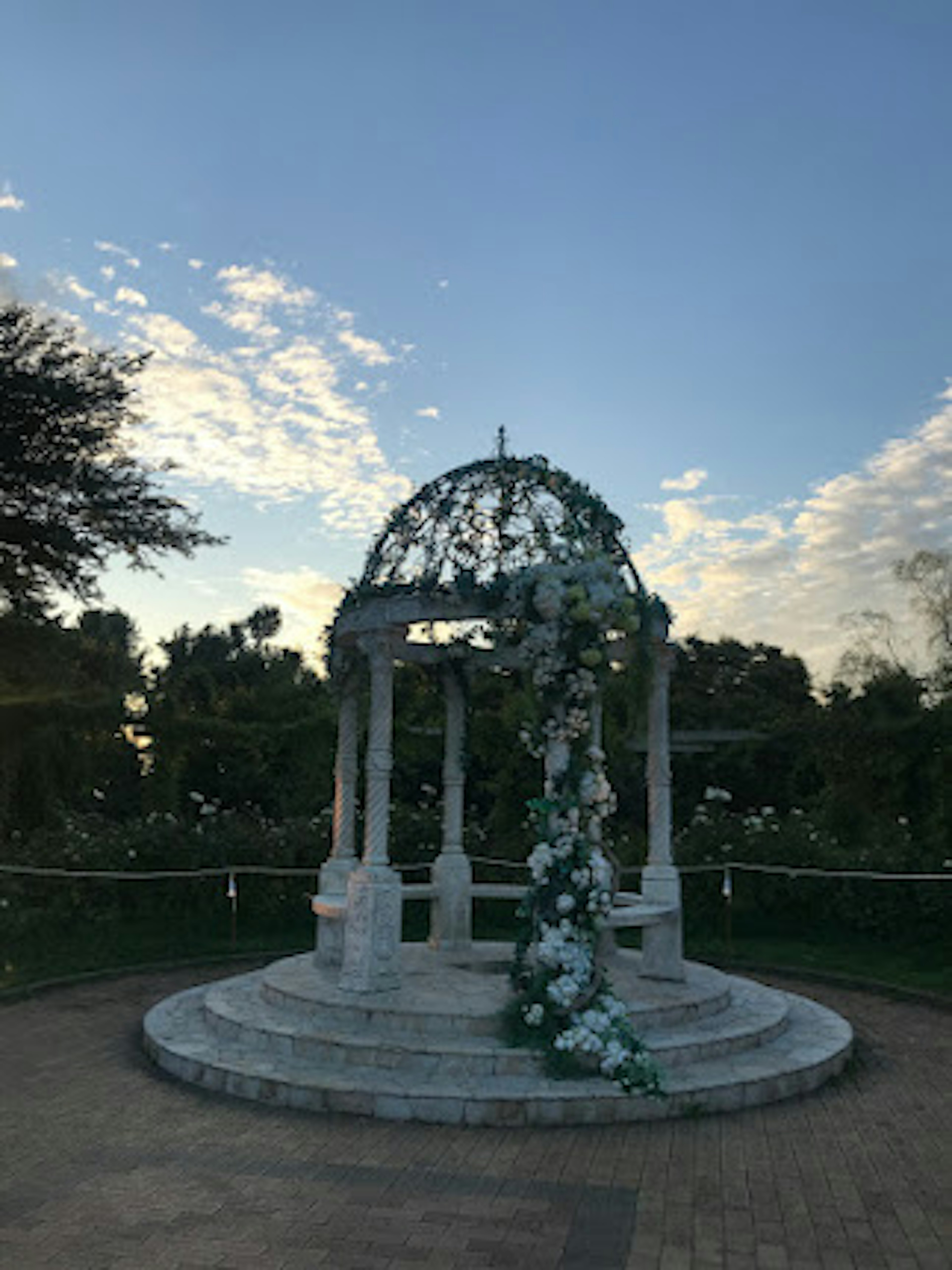 Bellissimo gazebo decorato con fiori in un parco