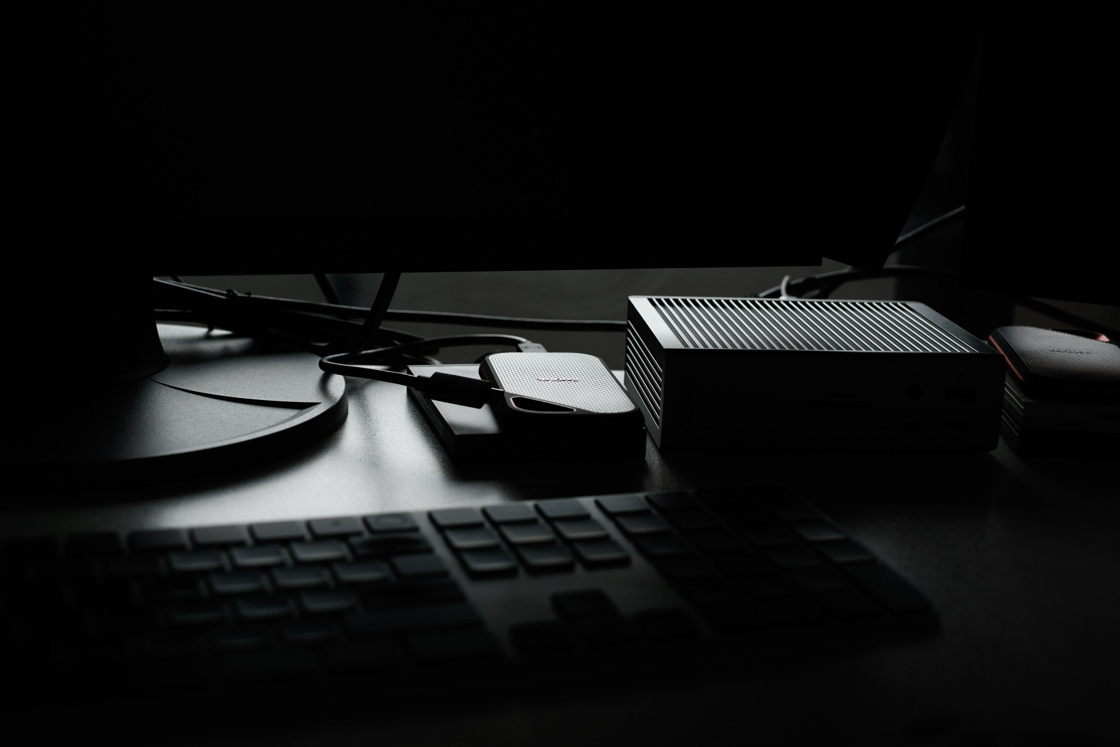 Périphériques d'ordinateur et clavier dans un environnement sombre