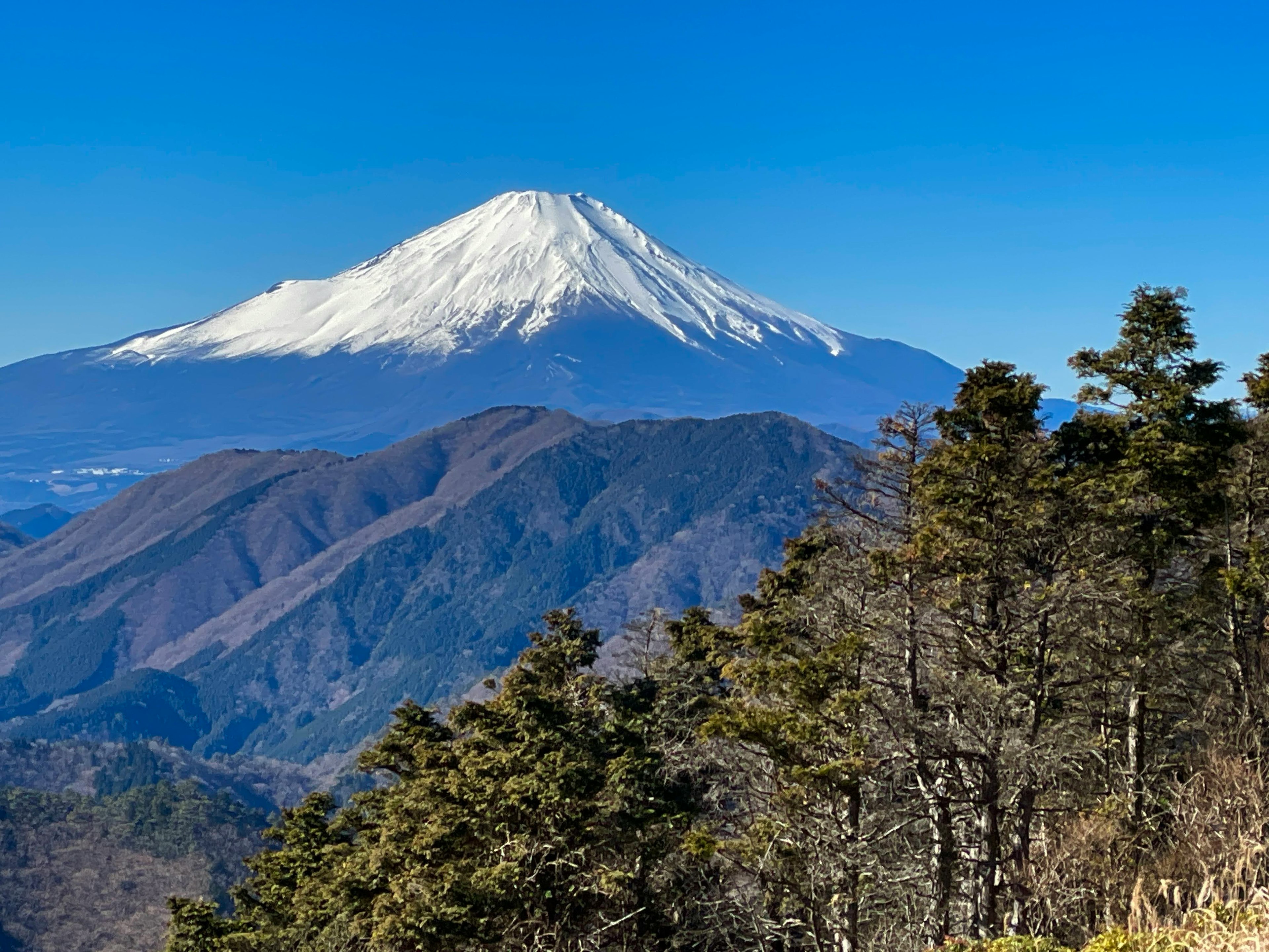 富士山の雪に覆われた頂上と周囲の山々の風景