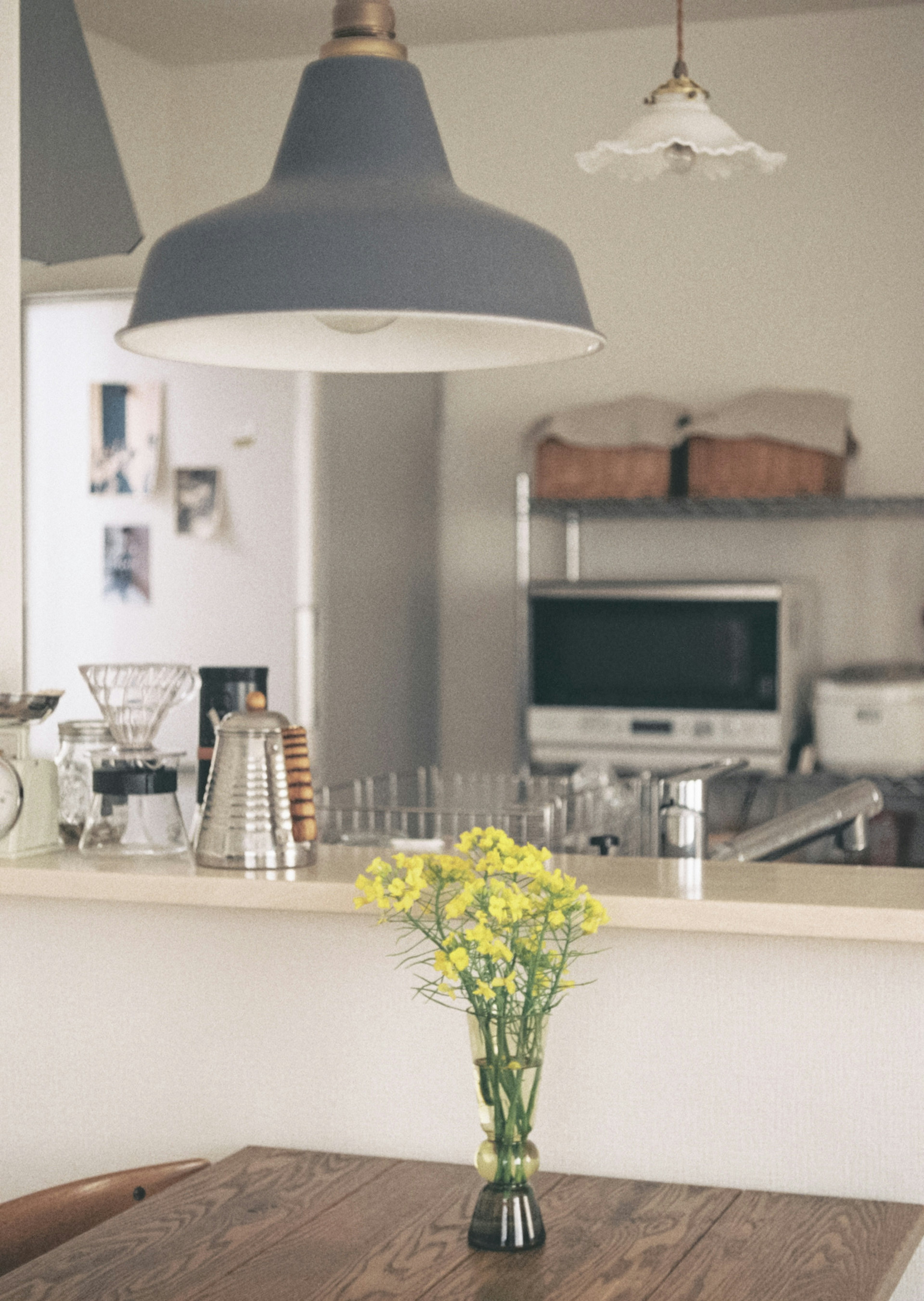 Una mesa de cocina con un jarrón de flores de colores brillantes