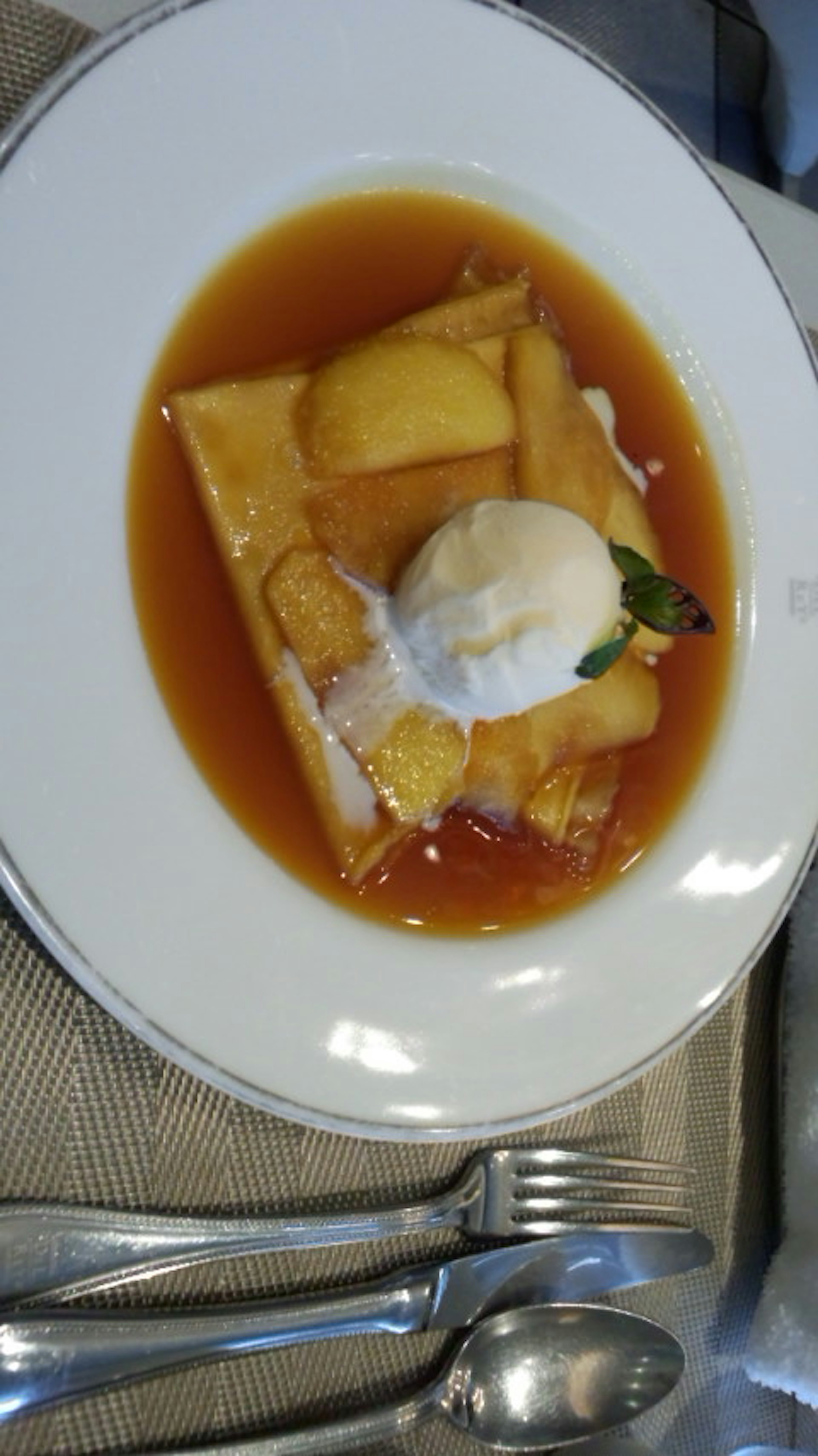 Piatto di dessert con frutta e gelato