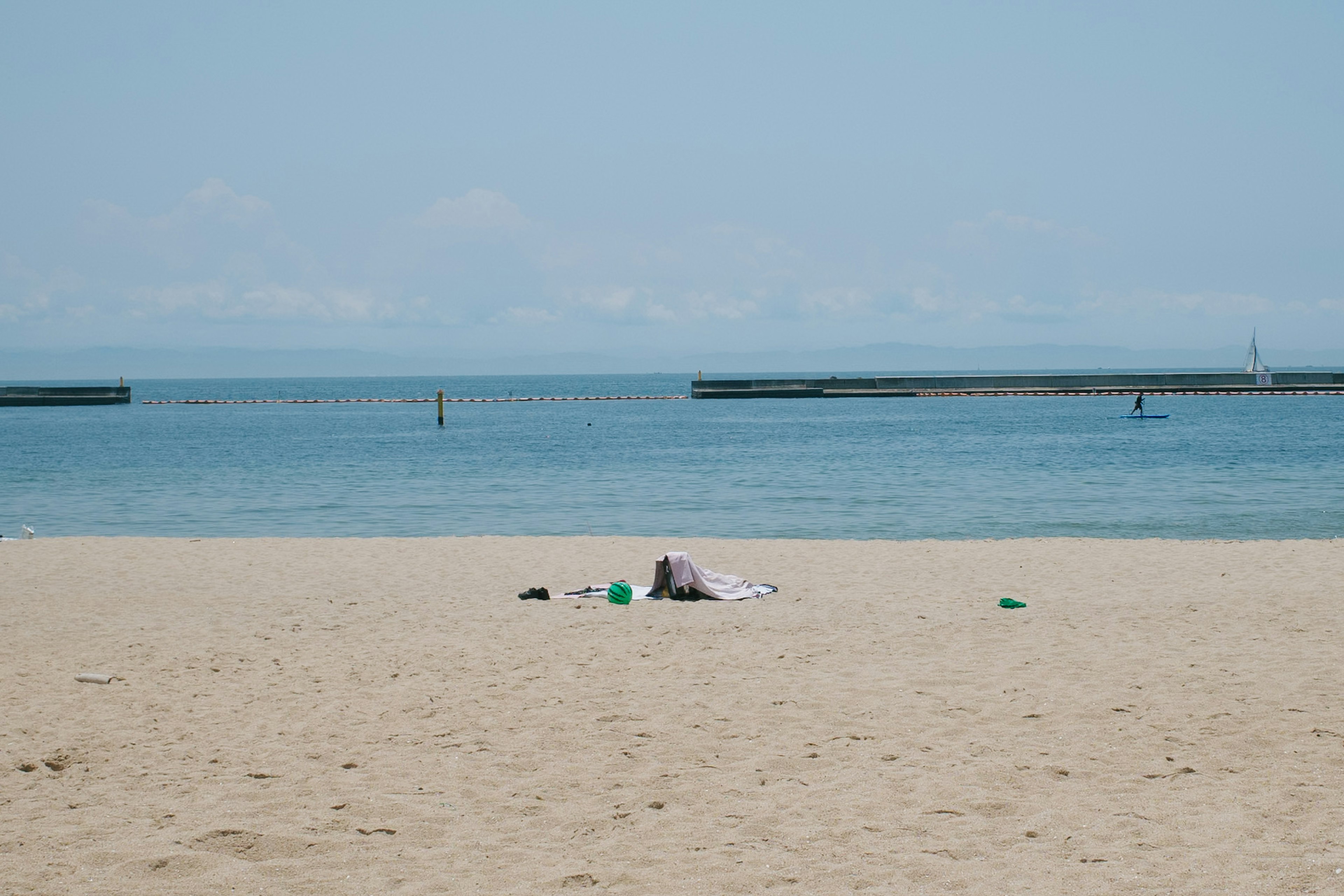 Pemandangan pantai santai dengan lautan biru dan pasir