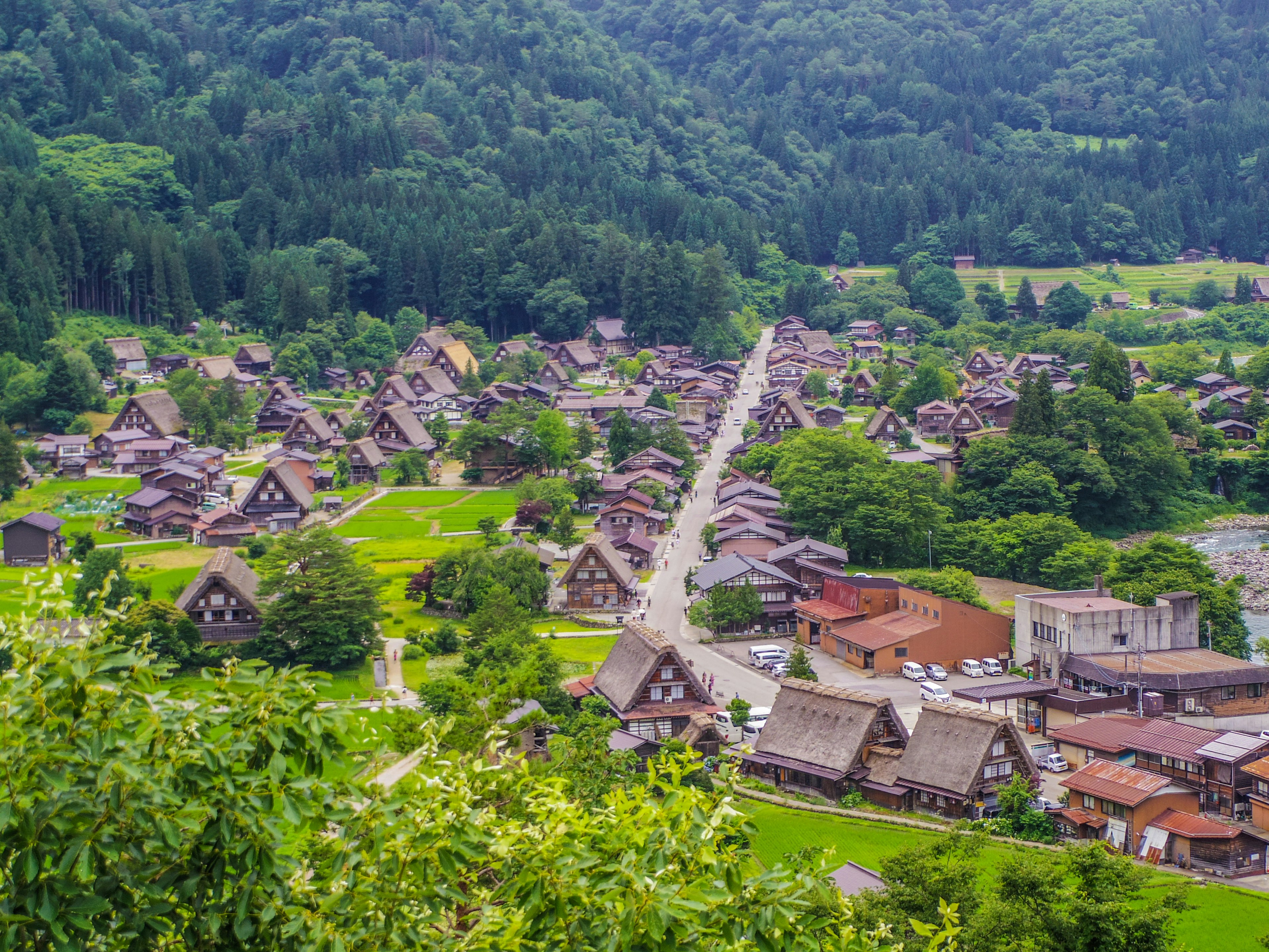 Paesaggio di un villaggio tradizionale gassho-zukuri circondato da montagne