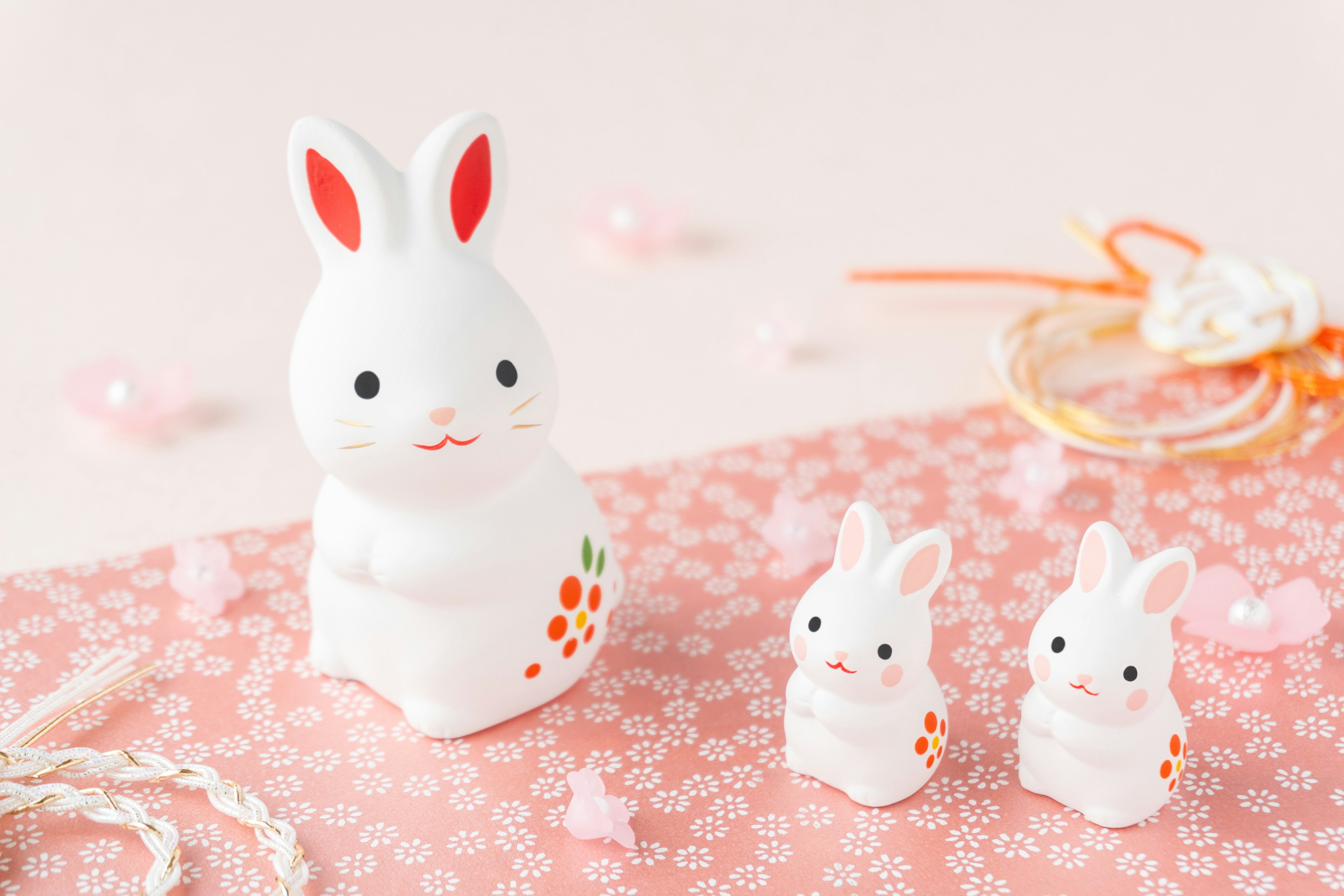 Scène mignonne avec des figurines de lapins blancs et des petits lapins