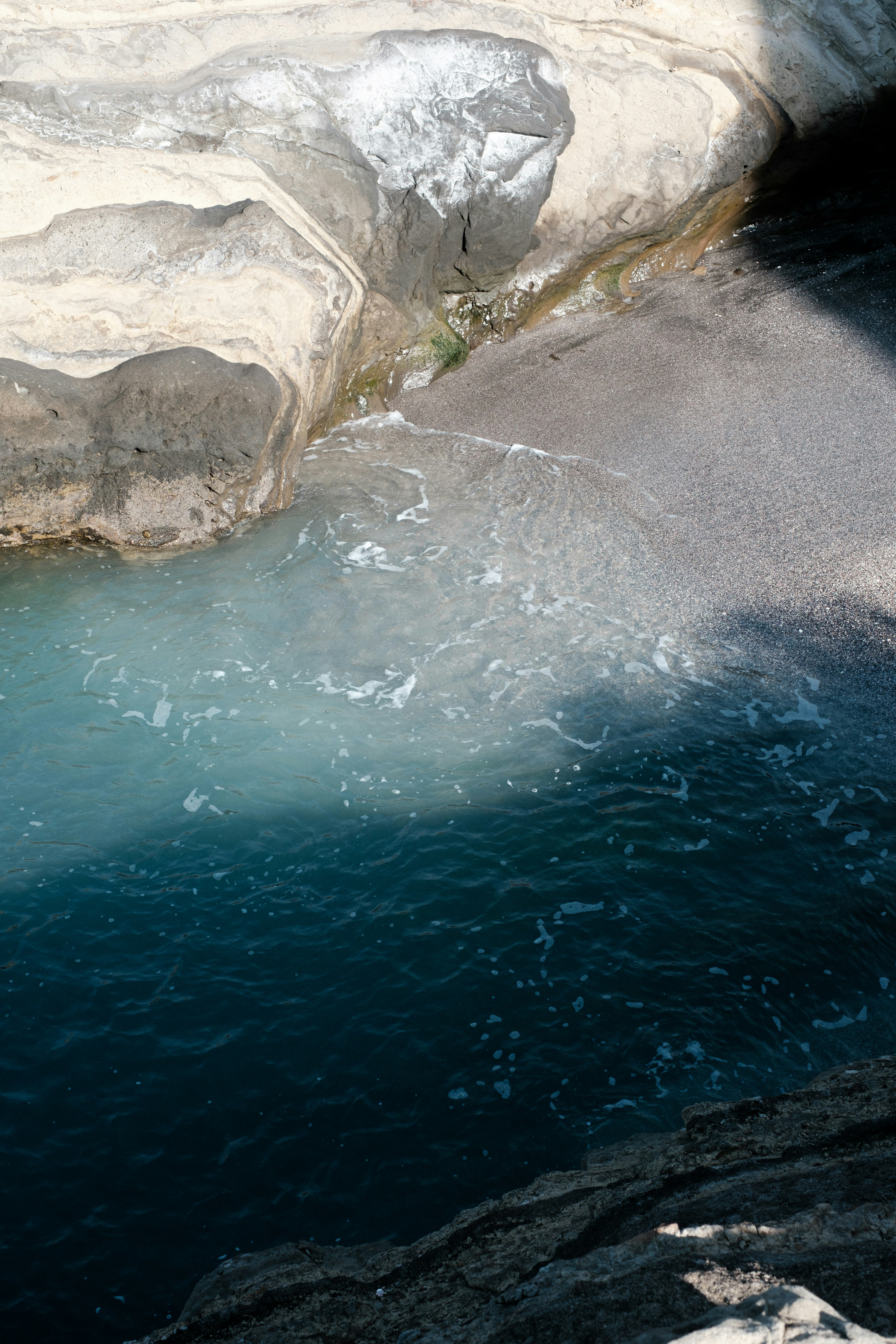 青い水と岩のコントラストが印象的な自然の風景