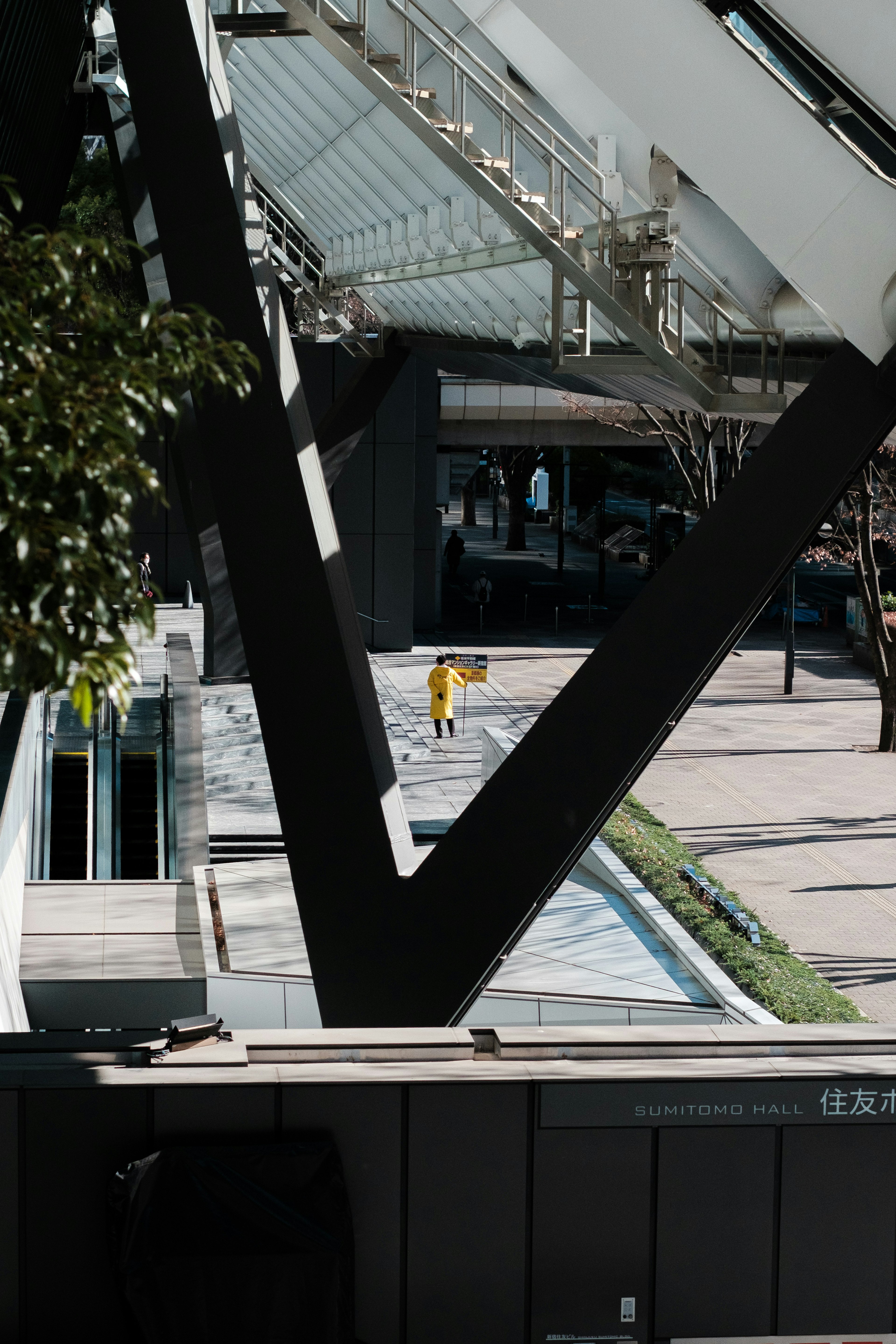 Structure architecturale moderne avec une personne marchant sur la place