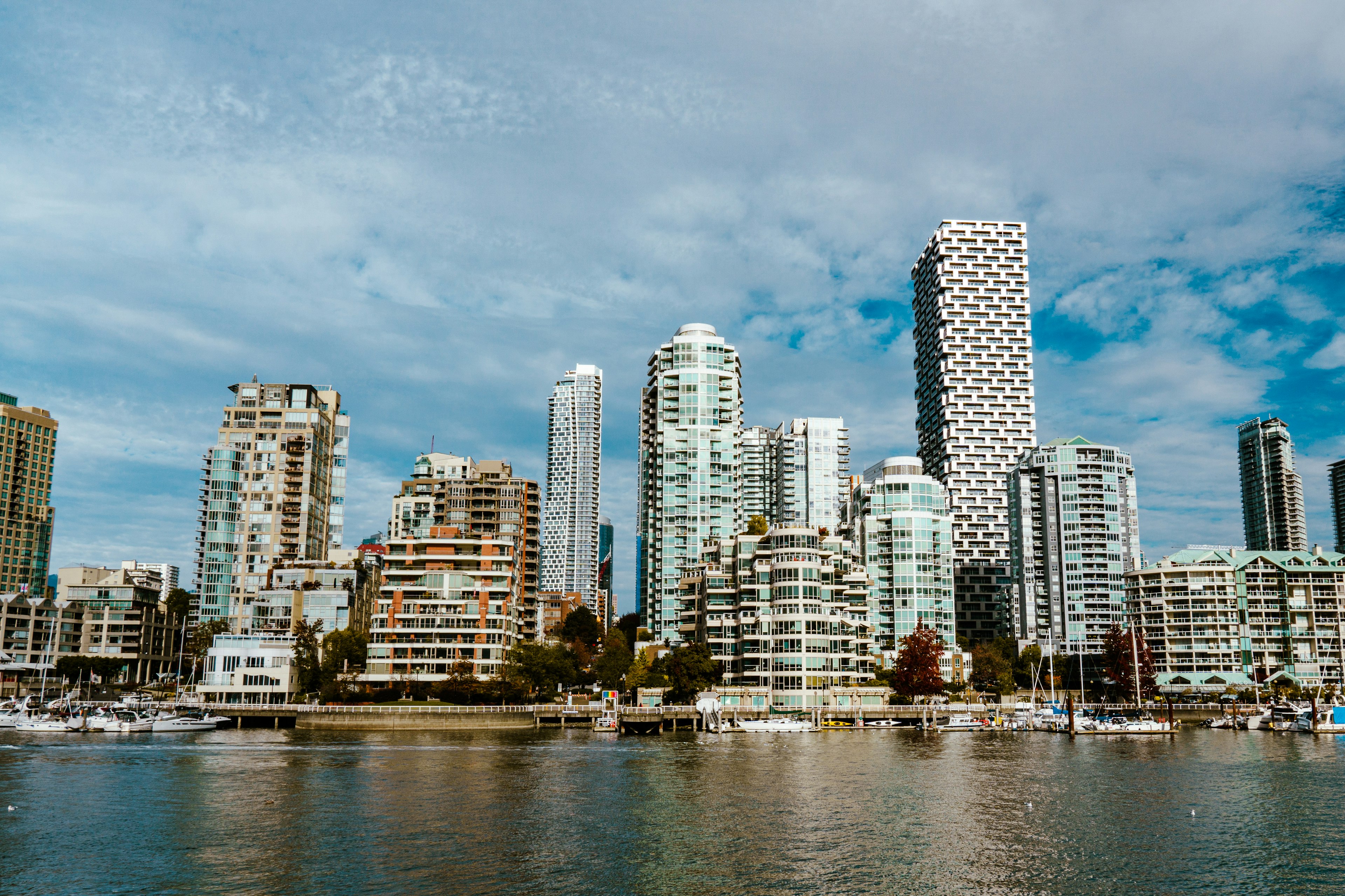 Impressionante skyline di Vancouver con grattacieli moderni e acque tranquille